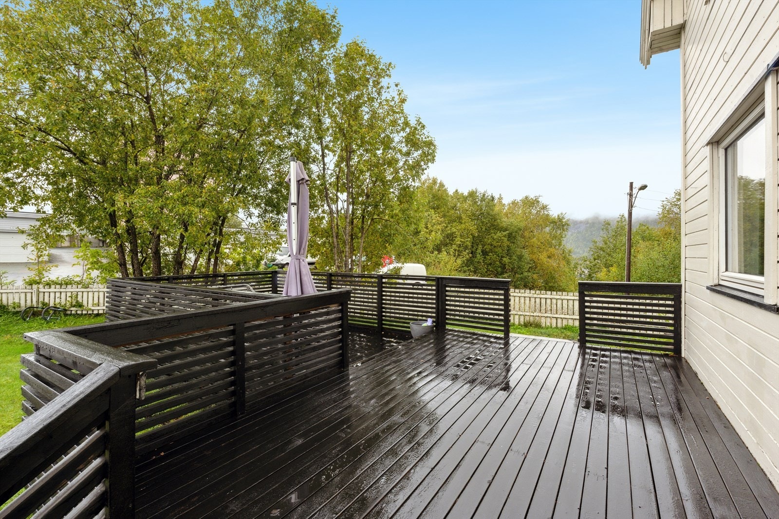 Romslig terrasse med god plass til utemøbler Galleribilde
