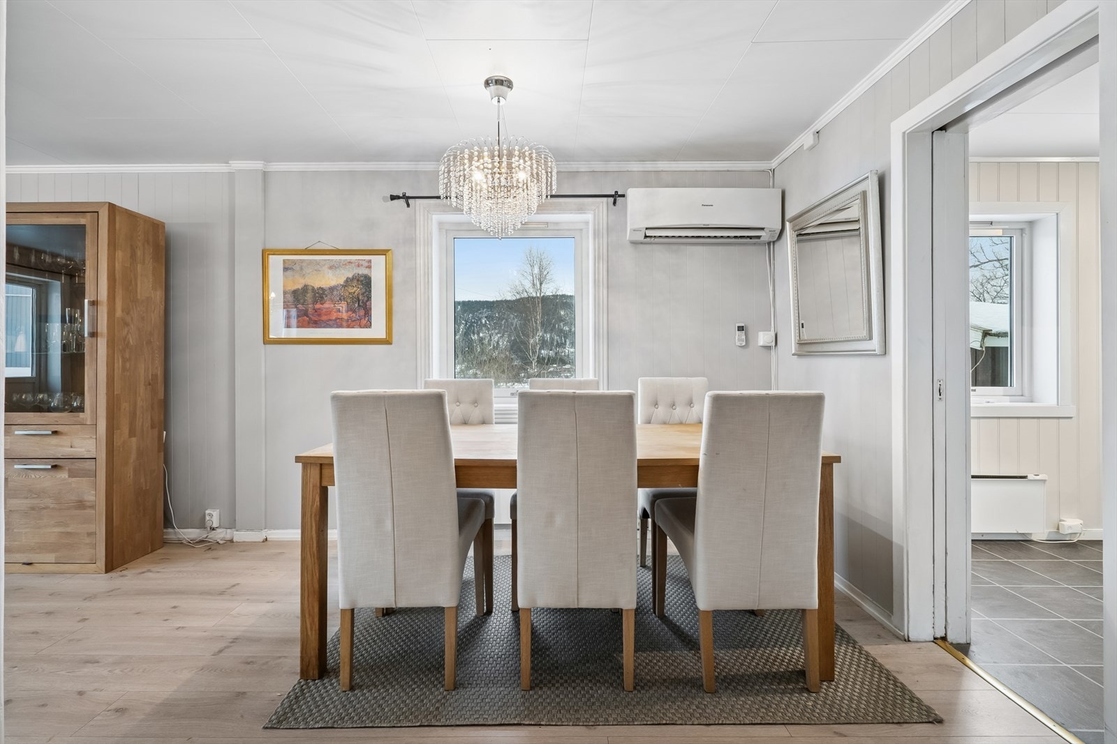 Det er også rom for spiseplass ved inngang til kjøkkenet Galleribilde