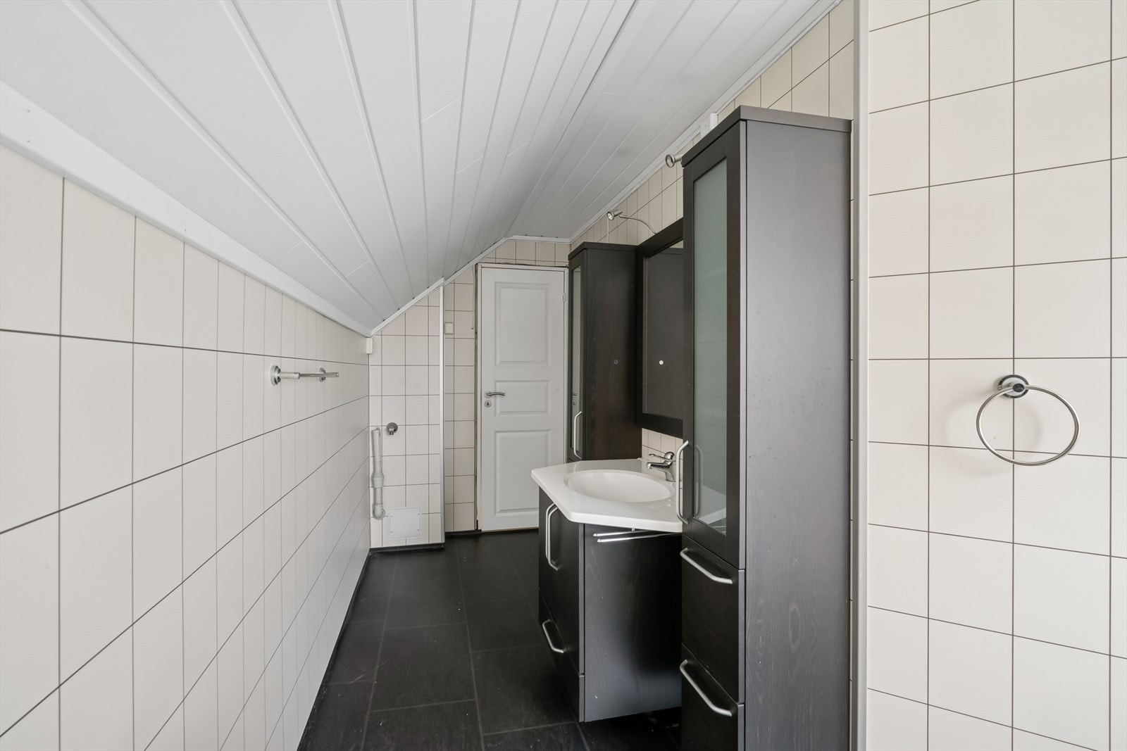 Det er også oppkobling for vaskemaskin på badet Galleribilde