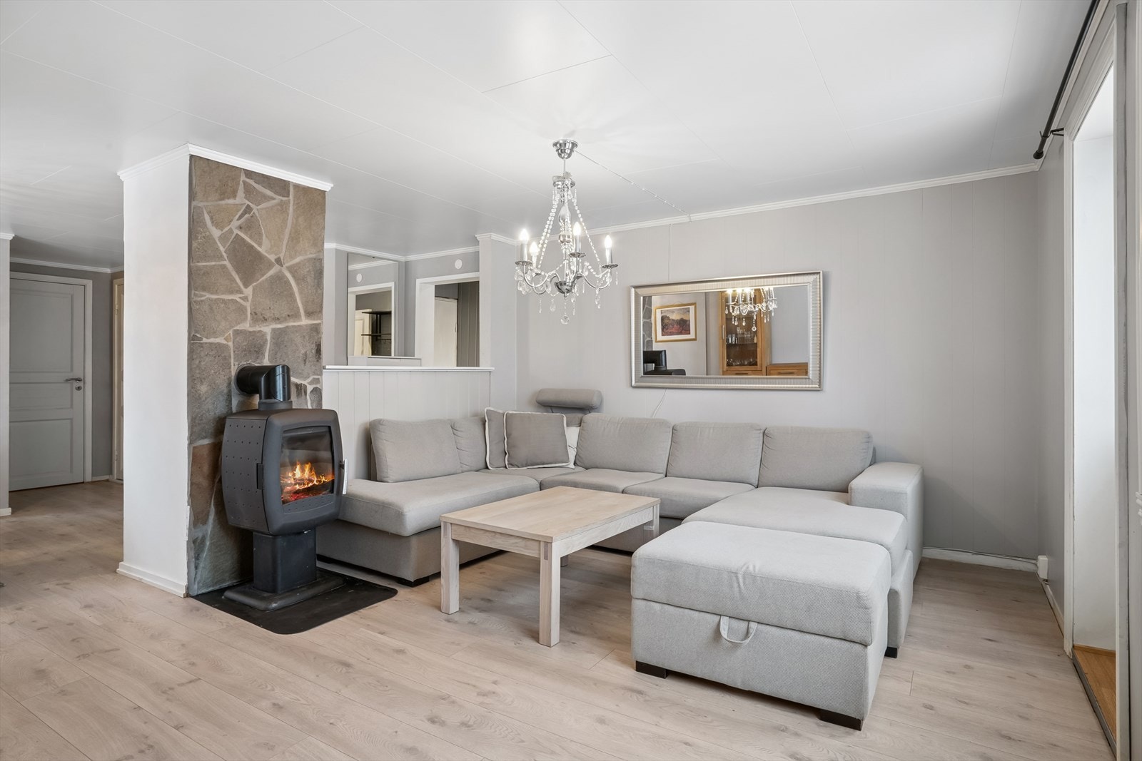 Romslig stue som byr på flere møbleringsmuligheter Galleribilde