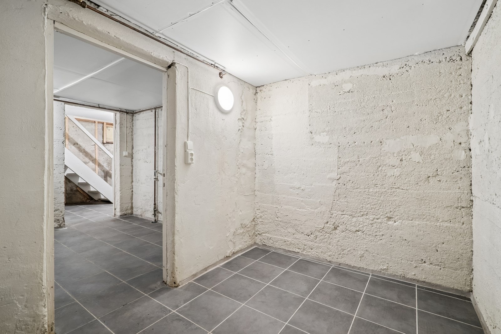 Flislagt kjeller som i hovedsak har blitt benyttet som bod/teknisk av tidligere eier Galleribilde