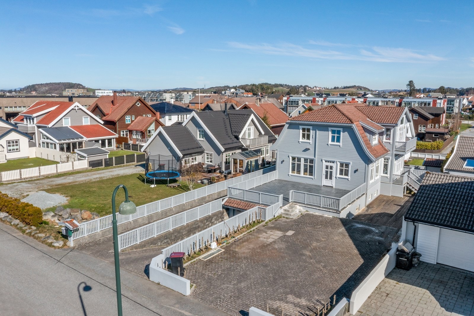 Eiendommen ligger i et attraktivt, fredelig og barnevennlig boligområde ved Randaberg sentrum. Det er rundt 9 km fra Stavanger by. Boligen ligger i gangavstand fra Harestad barne- og ungdomsskole, samt med fin sykkelavstand til videregående skole. Galleribilde
