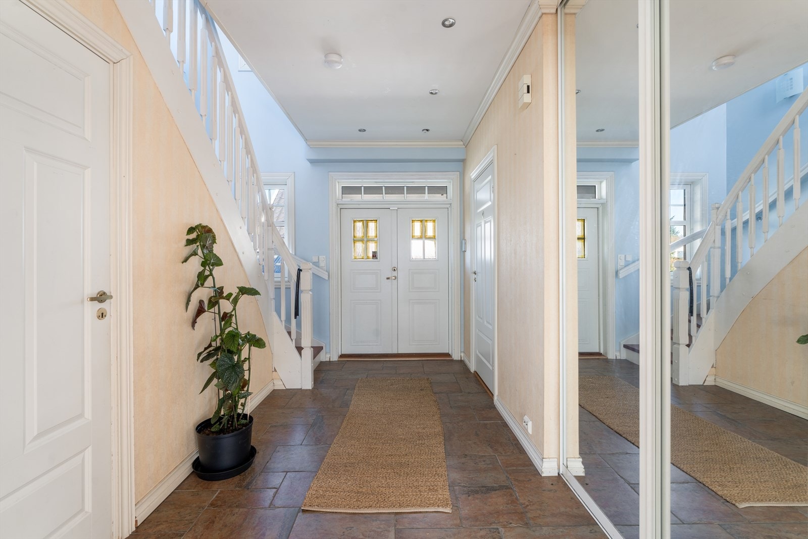 Praktisk skyvedørsgarderobe i entre/gang Galleribilde