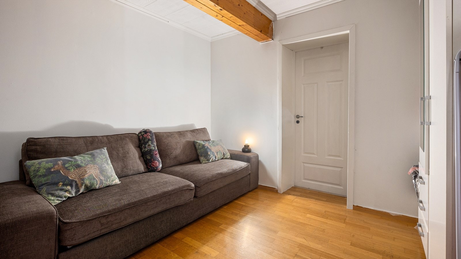 Eneboligen har 2 soverom i hver etasje Galleribilde