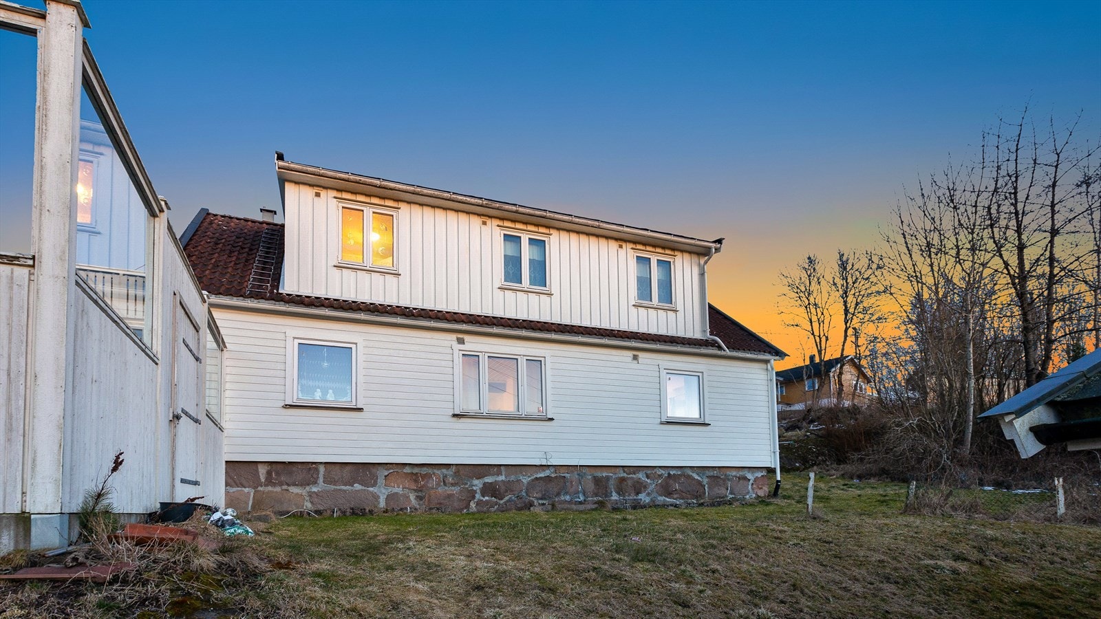 En innholdsrik eiendom bestående av enebolig, anneks, og 2 garasjer Galleribilde