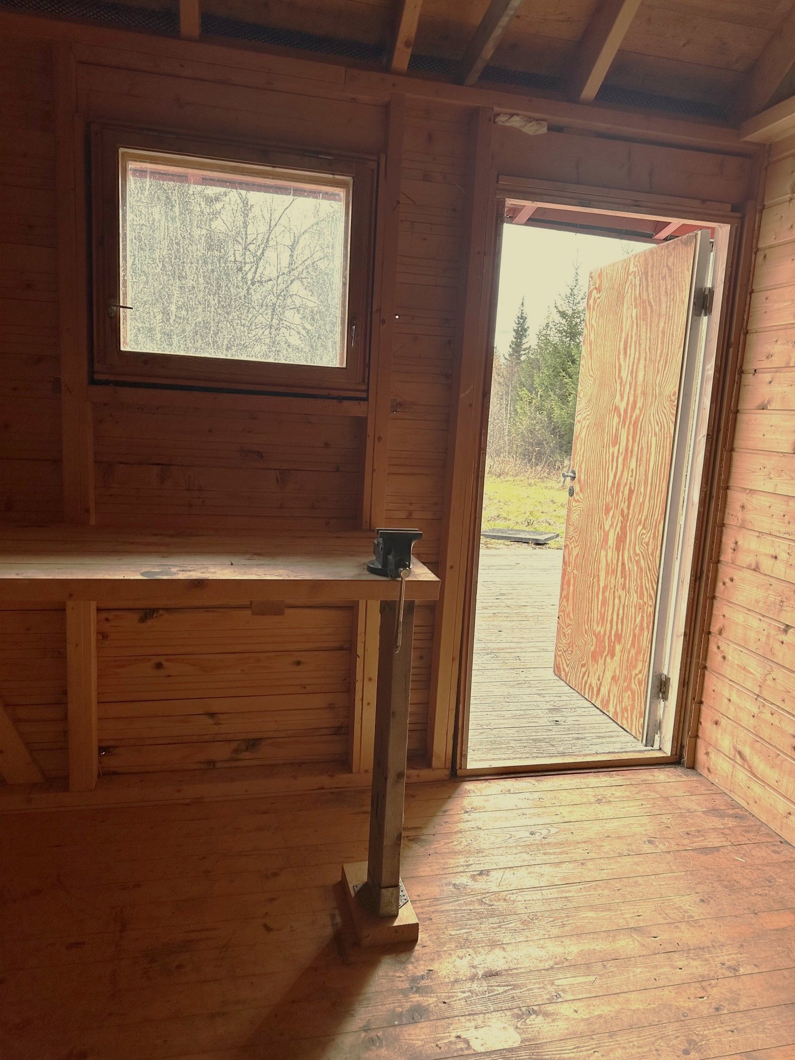 Uthus med snekkerbenk og god plass for oppbevaring av verktøy og annet utstyr man trenger på hytta Galleribilde