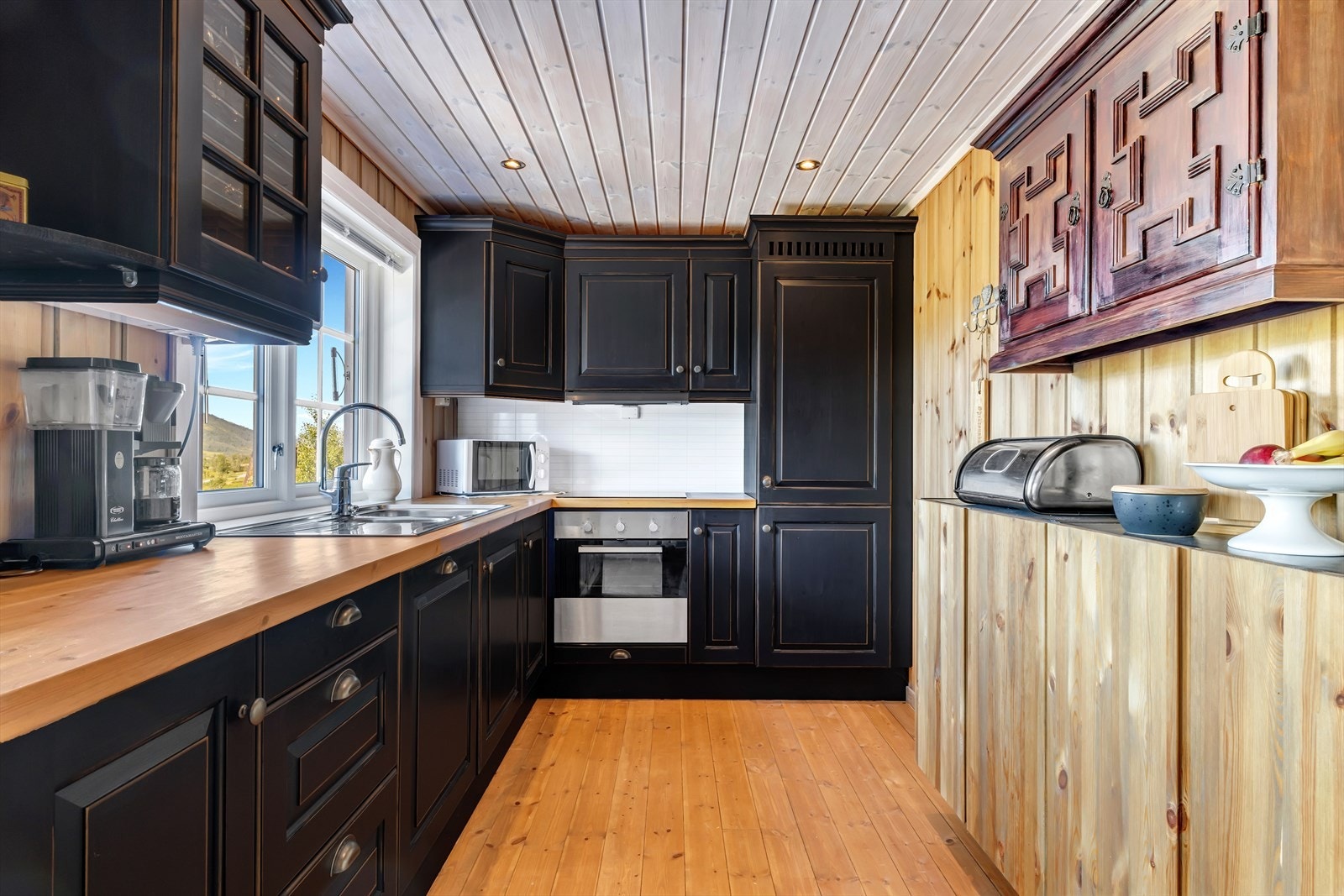 - Et komplett kjøkken med integrert stekeovn, platetopp, oppvaskmaskin og kombiskap (kjøl/frys) - Galleribilde