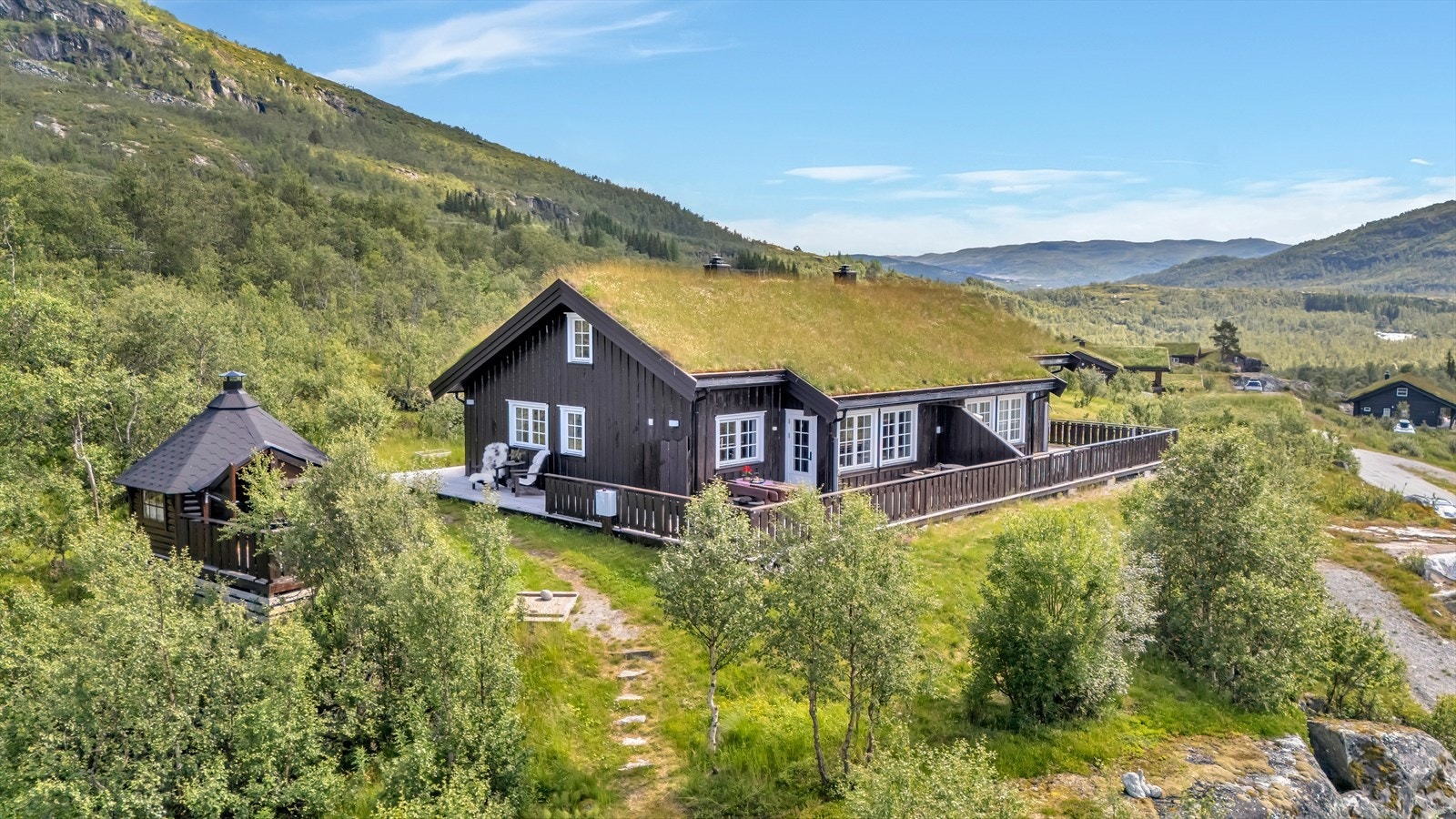 - Omgitt av vakker natur med kort vei til Hardangervidda nasjonalpark finner man denne hyggelige hytta - Galleribilde