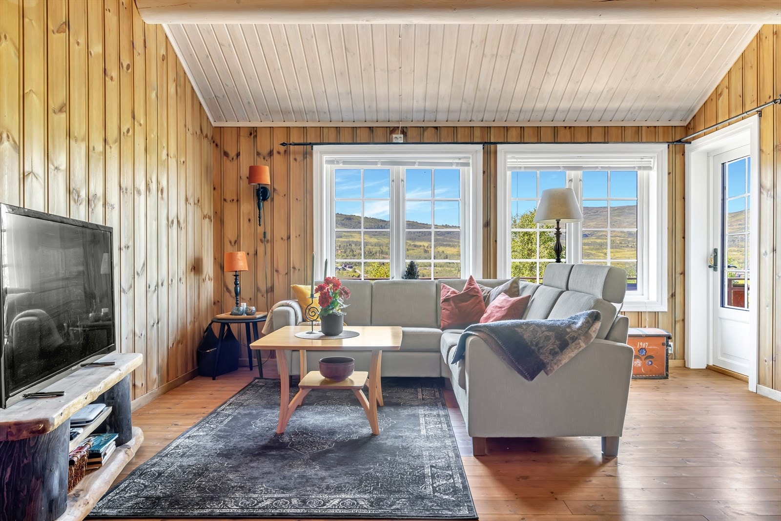 - Stuen fremstår som lys og luftig med store vinduer som åpner rommet og sørger for godt med lysinnslipp - Galleribilde