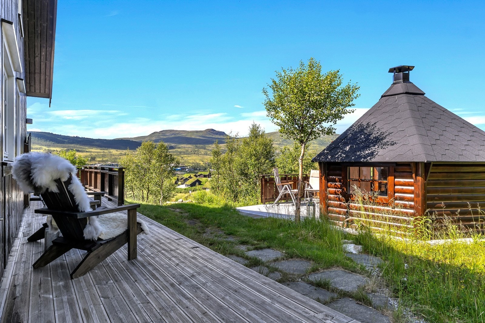 - Til kjøpers store glede medfølger det en hyggelig grillhytte - Galleribilde