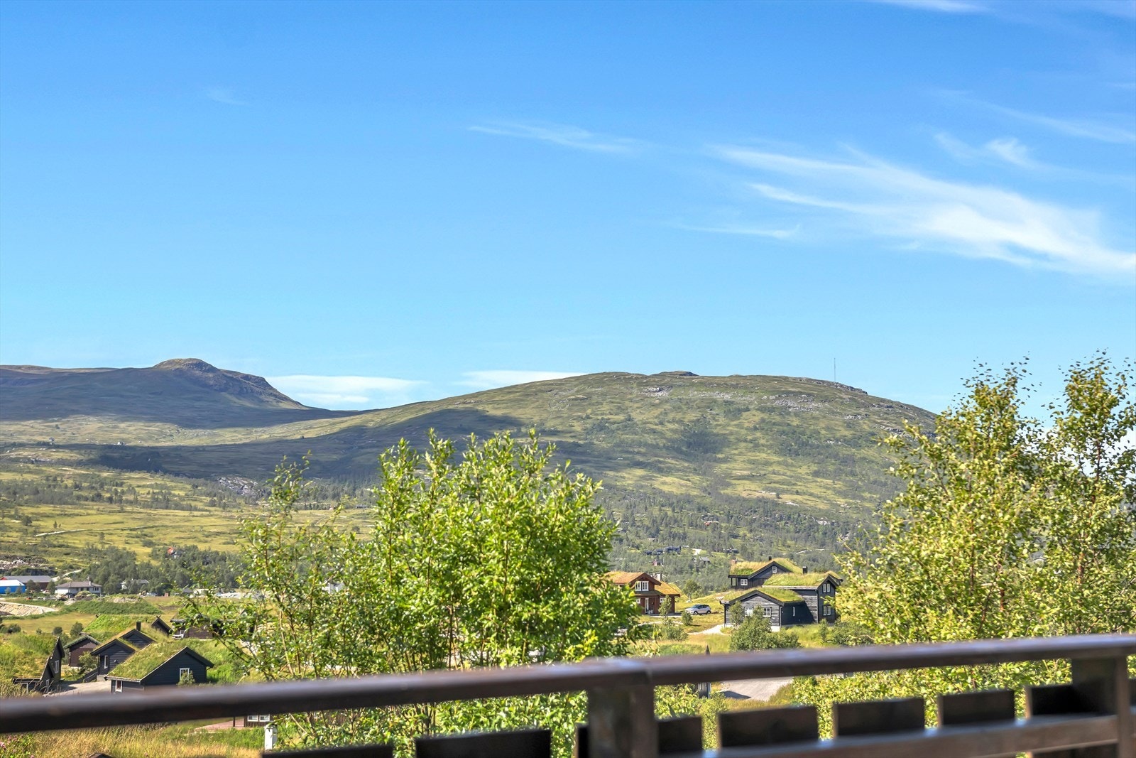 - Hytta byr på kvaliteter som 58m² solrikt terrasseareal, garasjeplass, badstue og grillhytte- Galleribilde