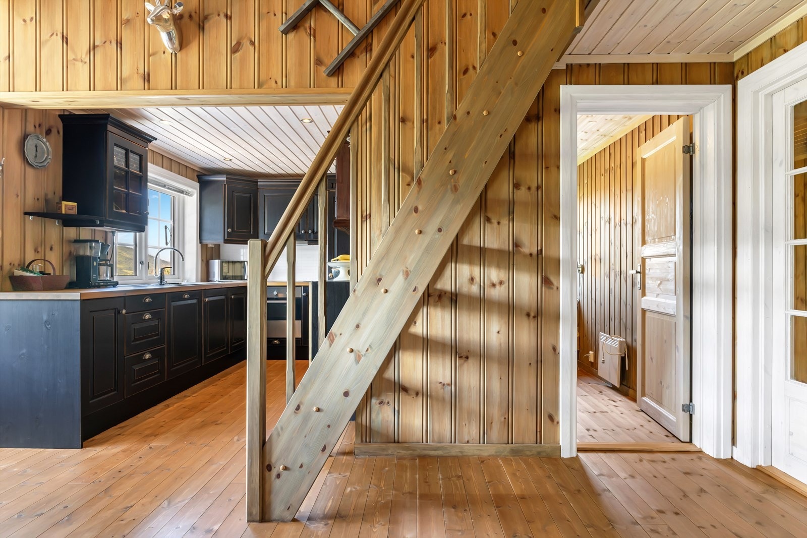 - Kjøkkenet er av heltre og har profilerte fronter - Galleribilde