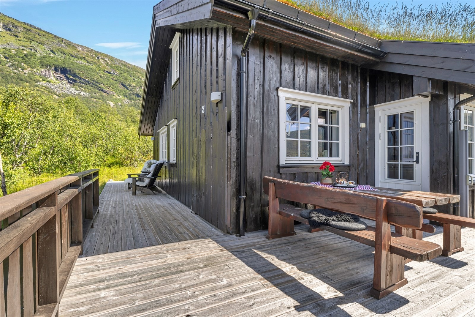 - Terrassen er vendt mot tre himmelretninger, så her kan man forflytte seg med solen - Galleribilde