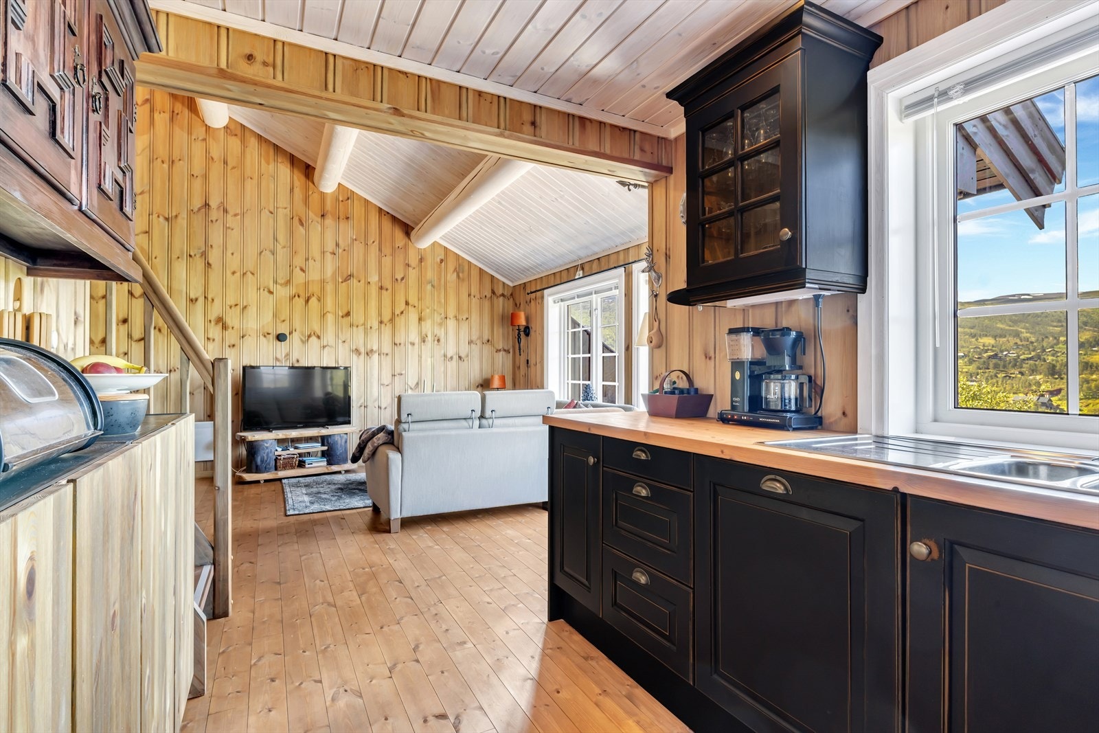 - På kjøkkenet er det god skap- og benkeplass som gjør matlagingen til en drøm - Galleribilde