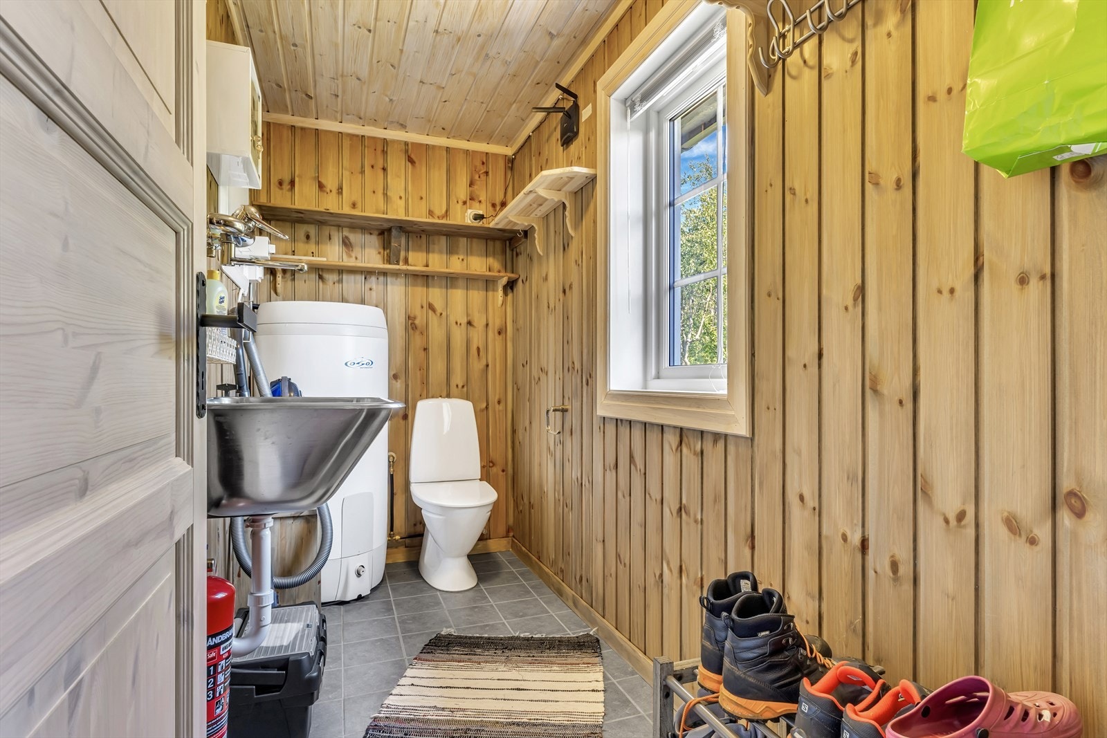 - Teknisk rom med toalett og servant - Galleribilde