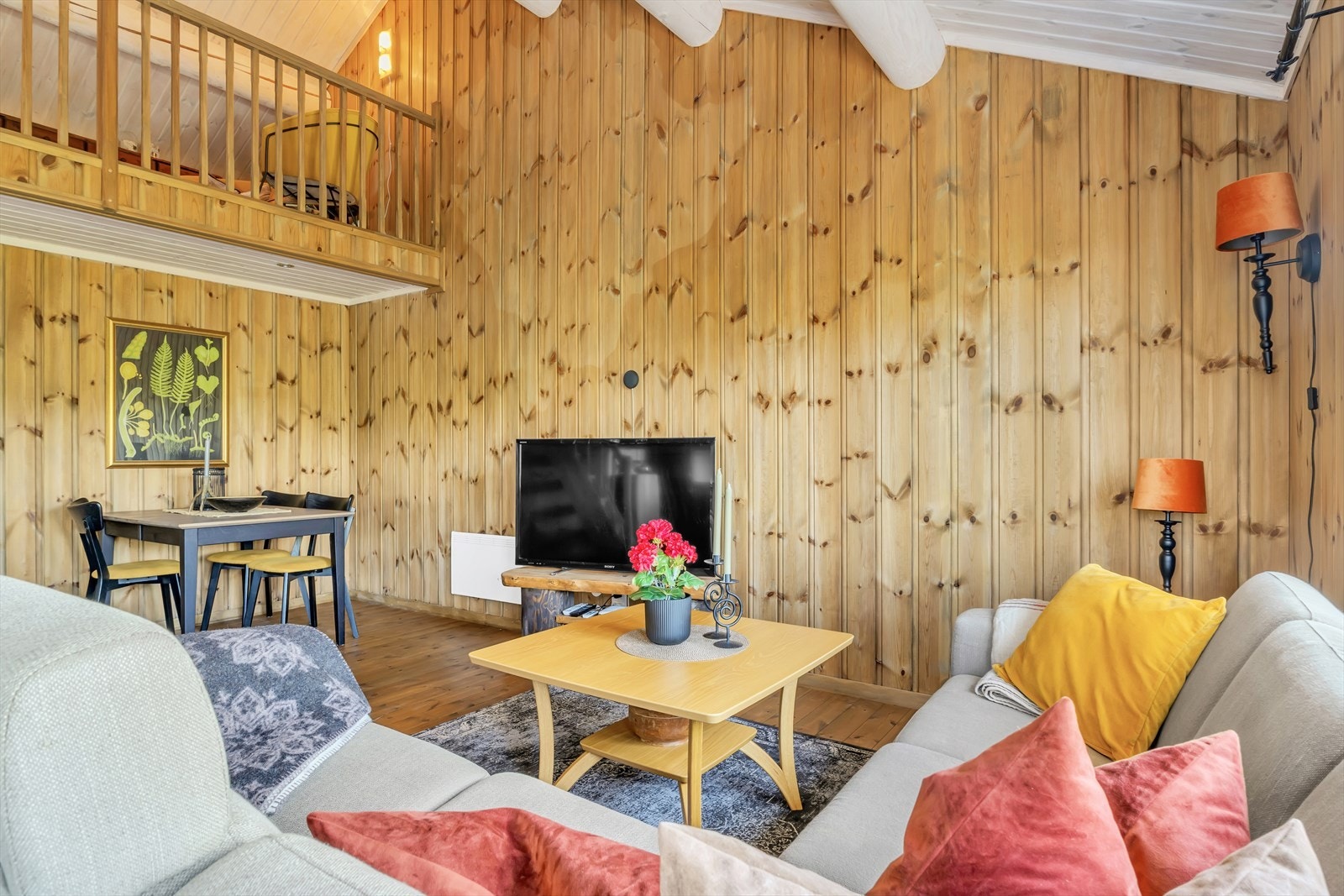 - Merk den generøse takhøyden som bidrar til en luftig romfølelse - Galleribilde