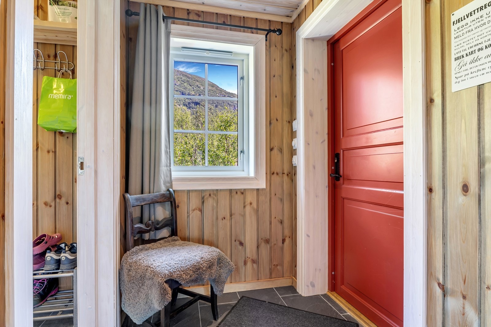 -Hyggelig entré med god plass til å henge fra seg yttertøy i teknisk rom til venstre - Galleribilde