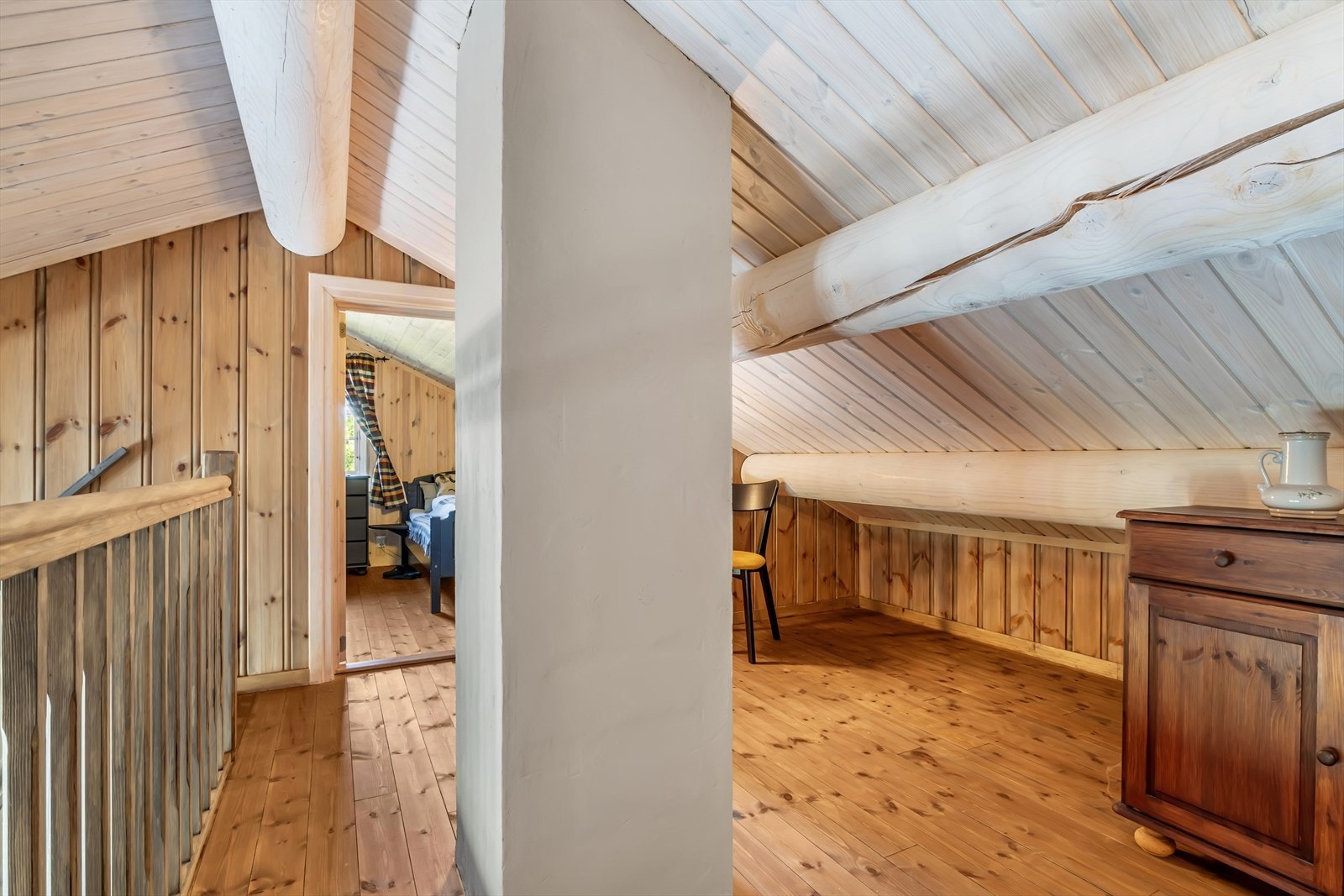 - Her finner vi en hyggelig loftstue og soverom 3 (ikke godkjent for varig opphold) - Galleribilde