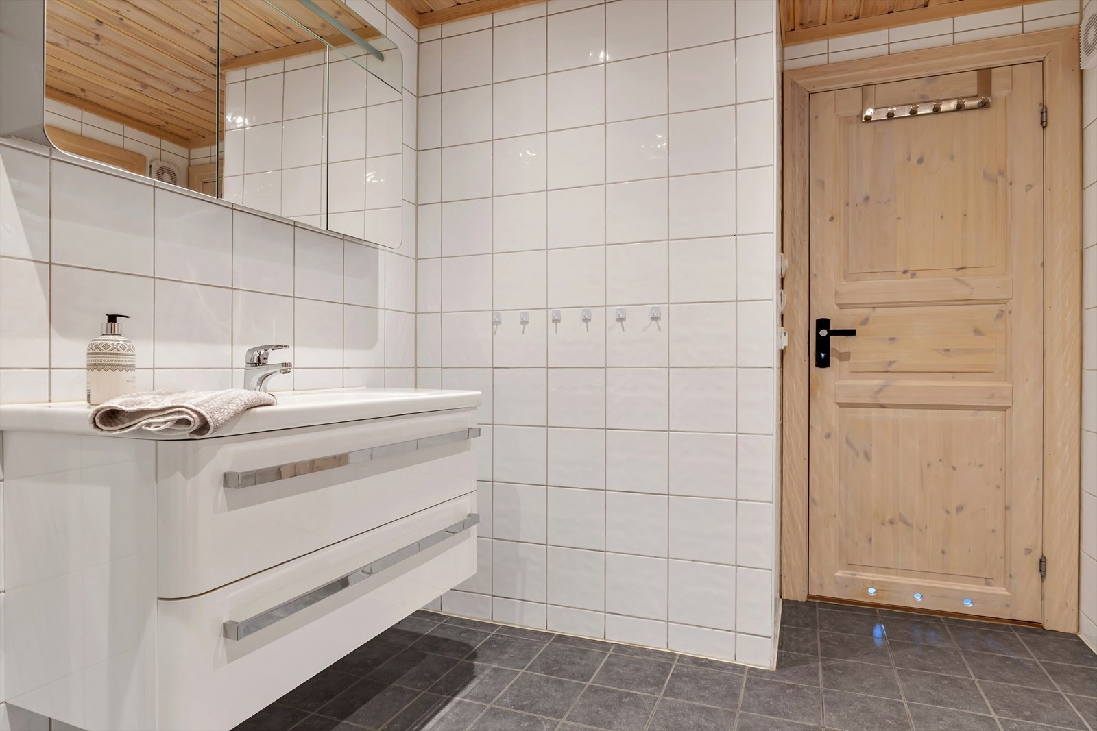 - Et lekkert og funksjonelt baderom med behagelig gulvvarme - Galleribilde