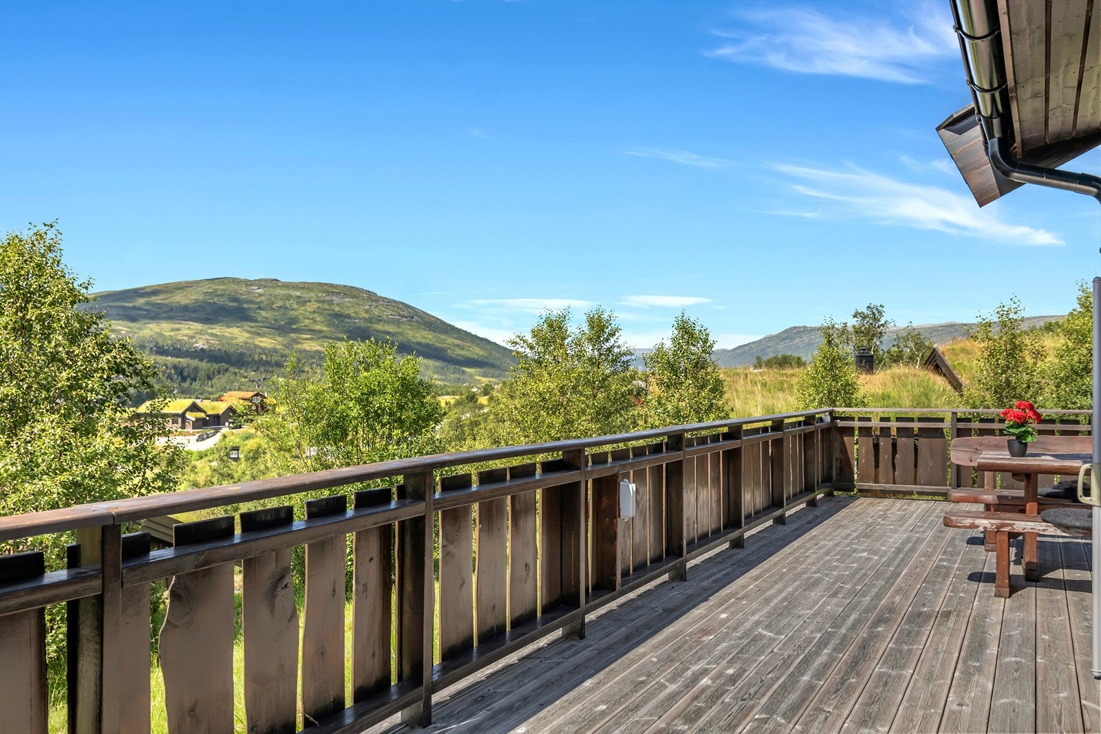 - Med sin fine beliggenhet er hytta helt ideell for friluftsentusiaster som ønsker enkel tilgang til turstier, langrennsløyper og alpinanlegg - Galleribilde