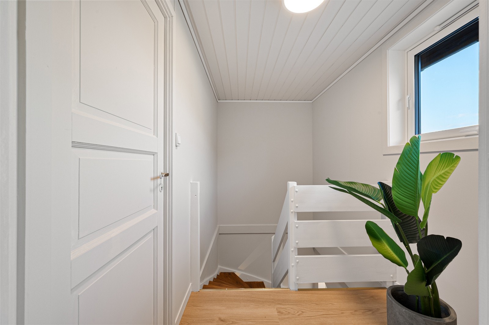 Det finnes ikke tegninger, ferdigattest eller brukstillatelse på innredening av loftsetasje. Galleribilde