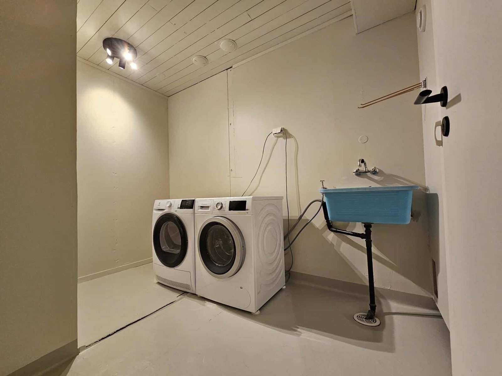 Vaskerommet er av god størrelse og ligger vegg i vegg med badet. Rommet er nylig malt. Galleribilde