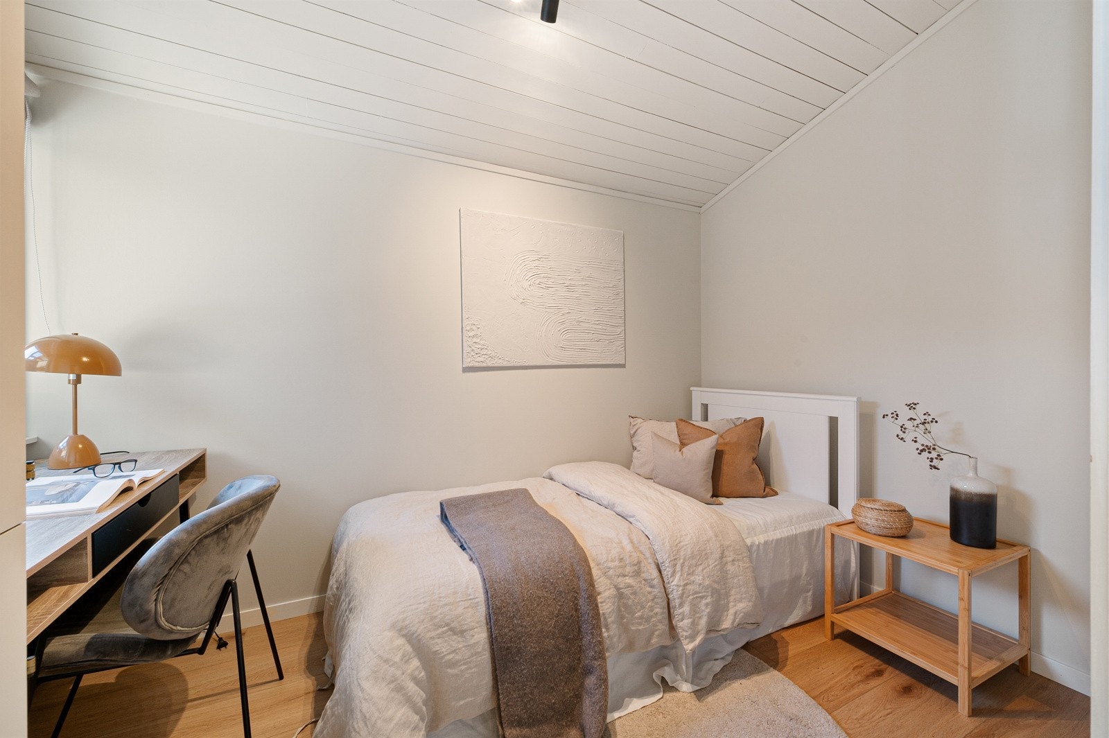 Det ene av boligens tre soverom finner du ved inngangspartiet. Rommet er av god størrelse. Galleribilde