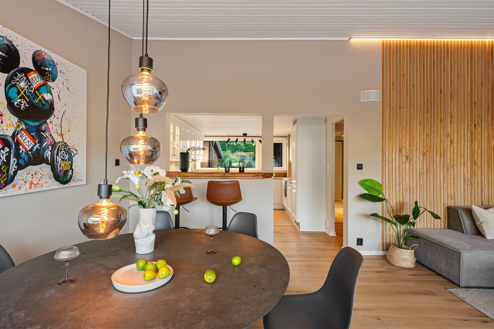 Fra spisestue mot kjøkken er det laget til med bar løsning, en kjekk plass å nyte frokosten i en travel hverdag. Galleribilde