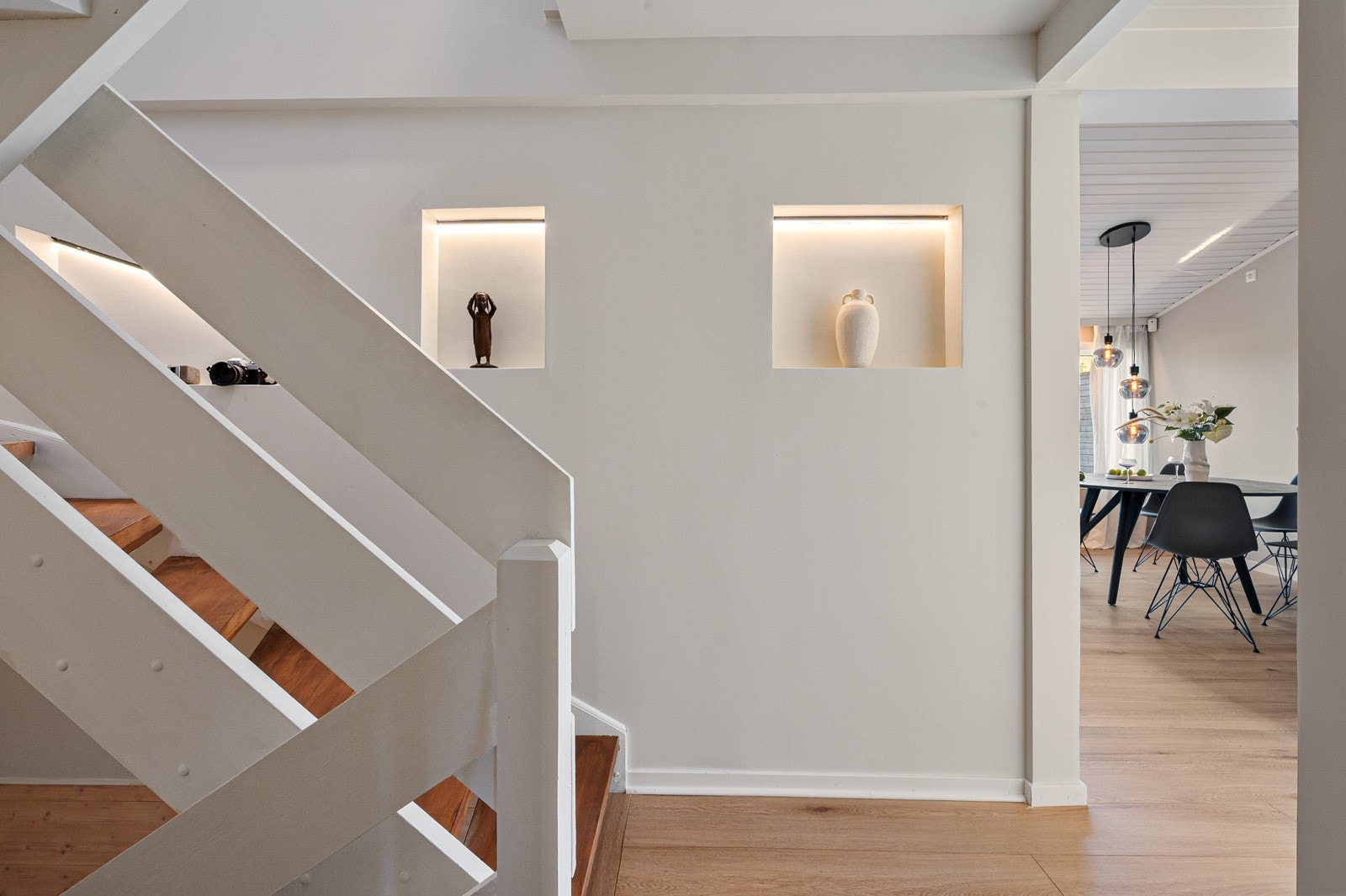 Lekkre detaljer med innfelte nisjer med LED-belysning i trappehus. Galleribilde