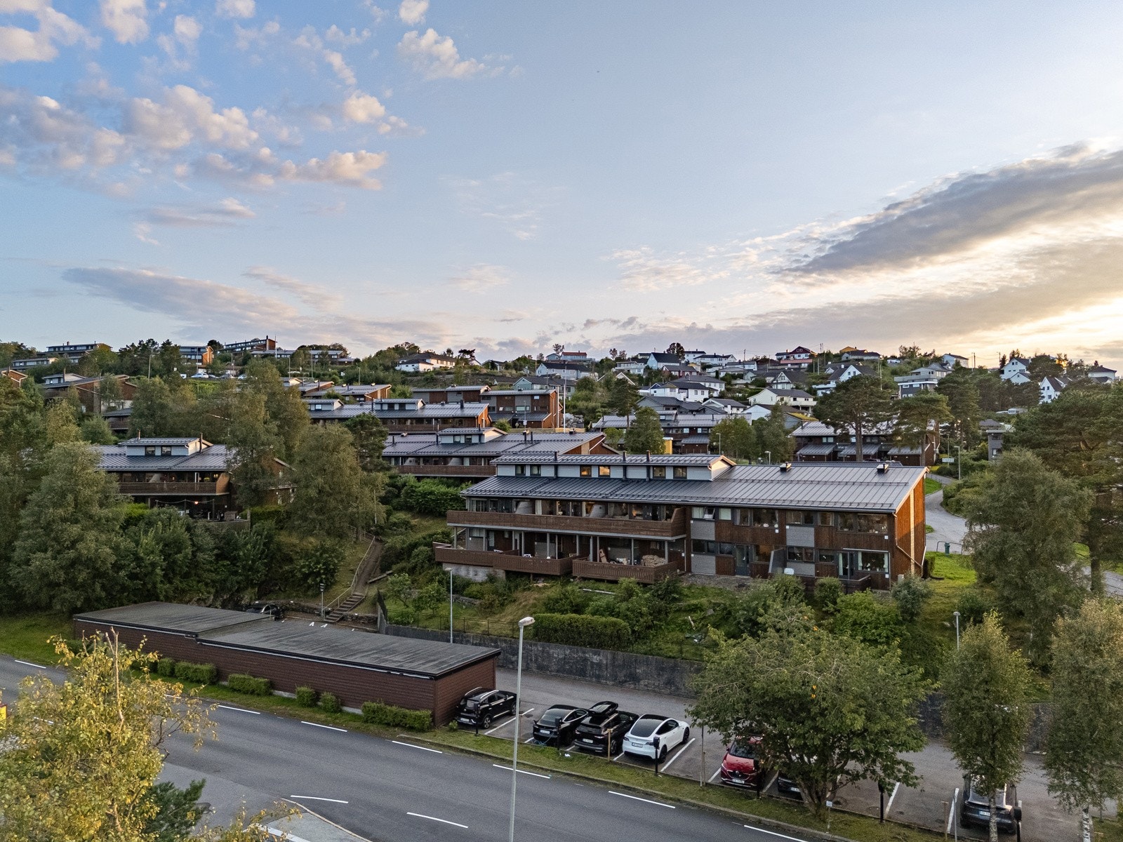 Rollandslia er et barnevennlig område og det er kort avstand til skole og barnehage. Dagligvarbutikk få minutters gange fra huset. Galleribilde