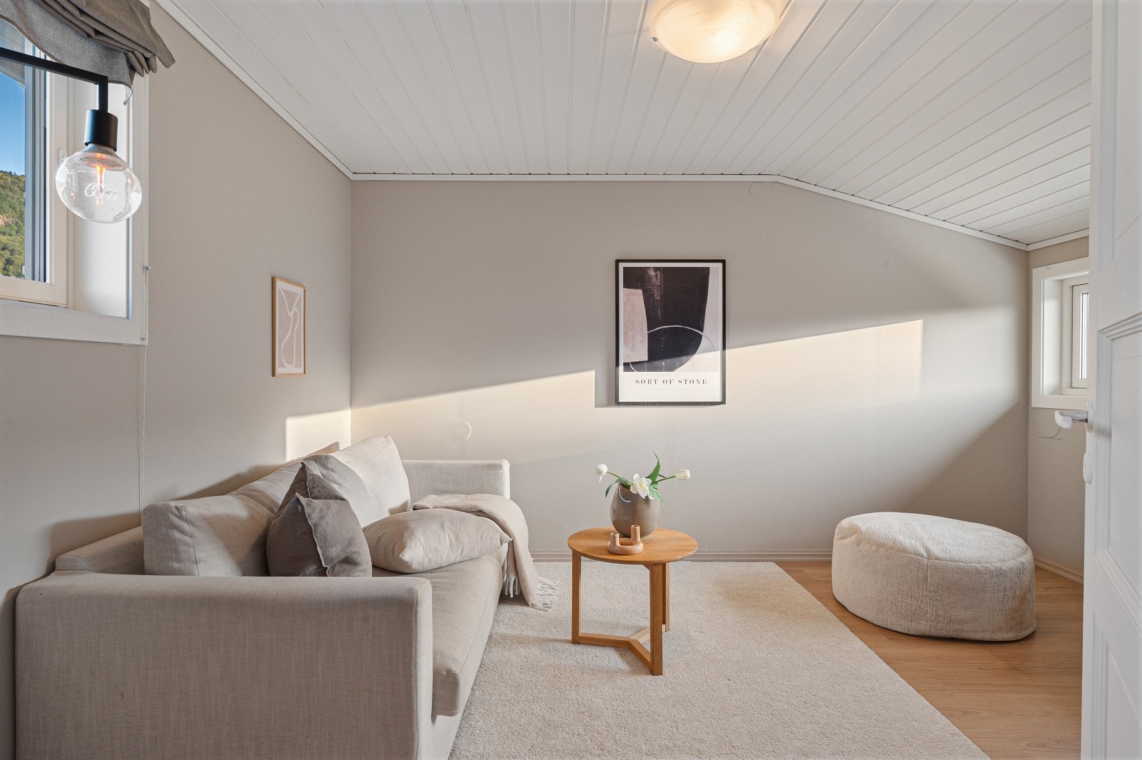 Loftstuen er svært romslig, har god takhøyde og er lett å innrede. Det finnes ikke tegninger, ferdigattest eller brukstillatelse på innredening av loftsetasje Galleribilde