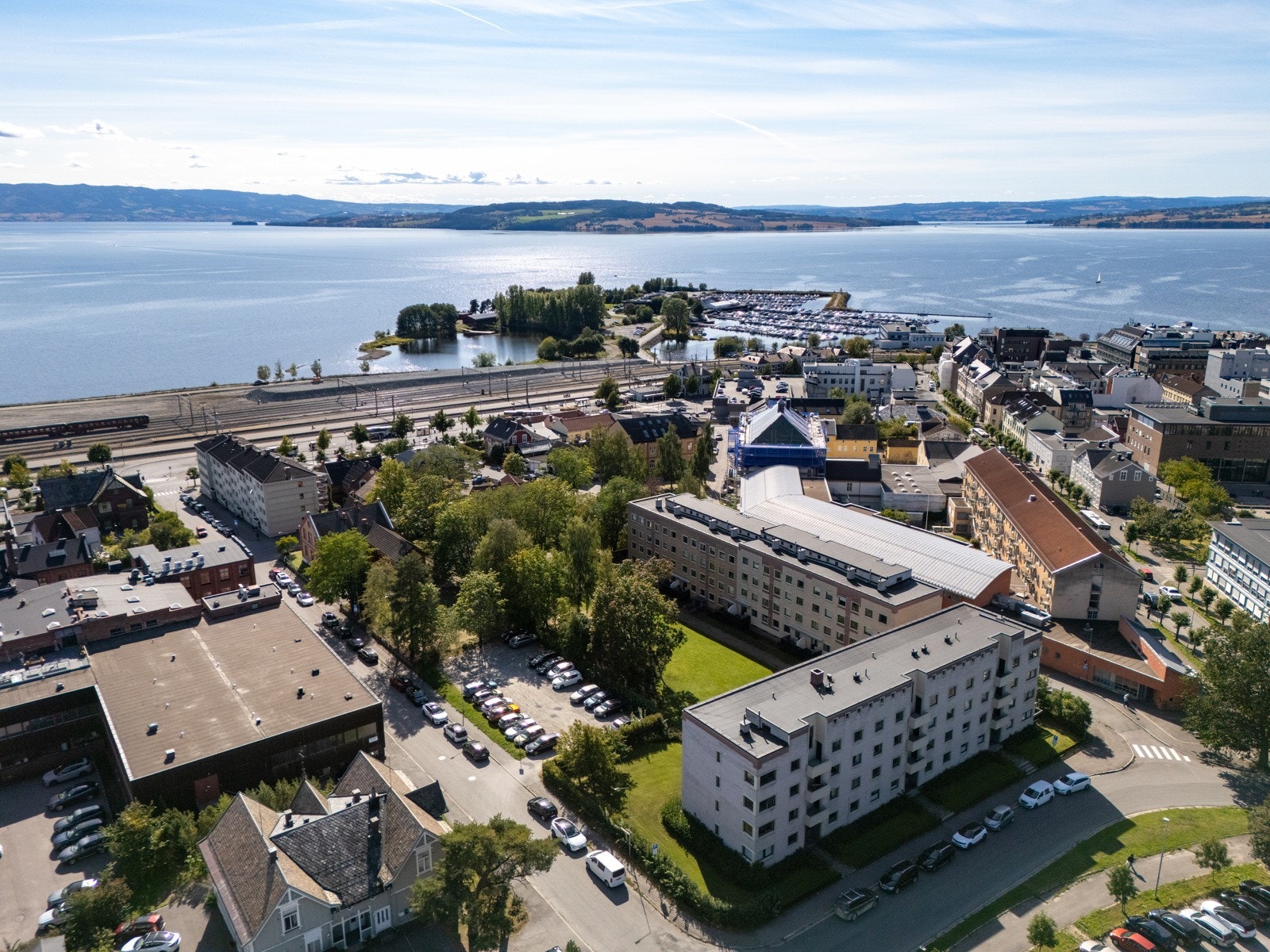 Flott beliggenhet med kort veg til sentrum og Mjøsa. Galleribilde