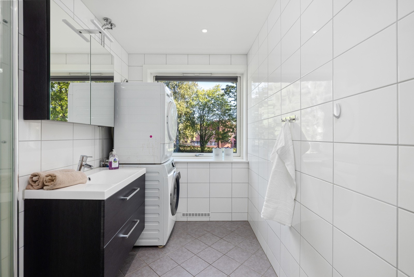 Flott flislagt bad med varmekabler i gulv. Galleribilde