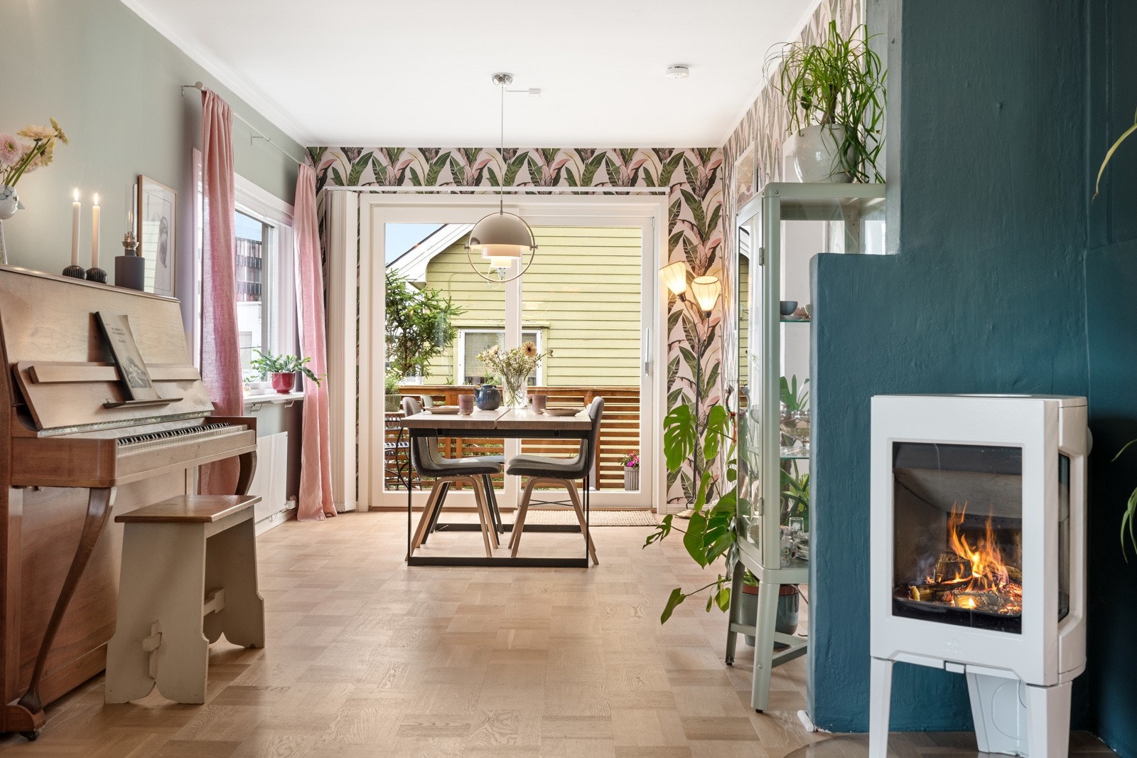 Mot sør i stua finner du plass til stor spisestue Galleribilde