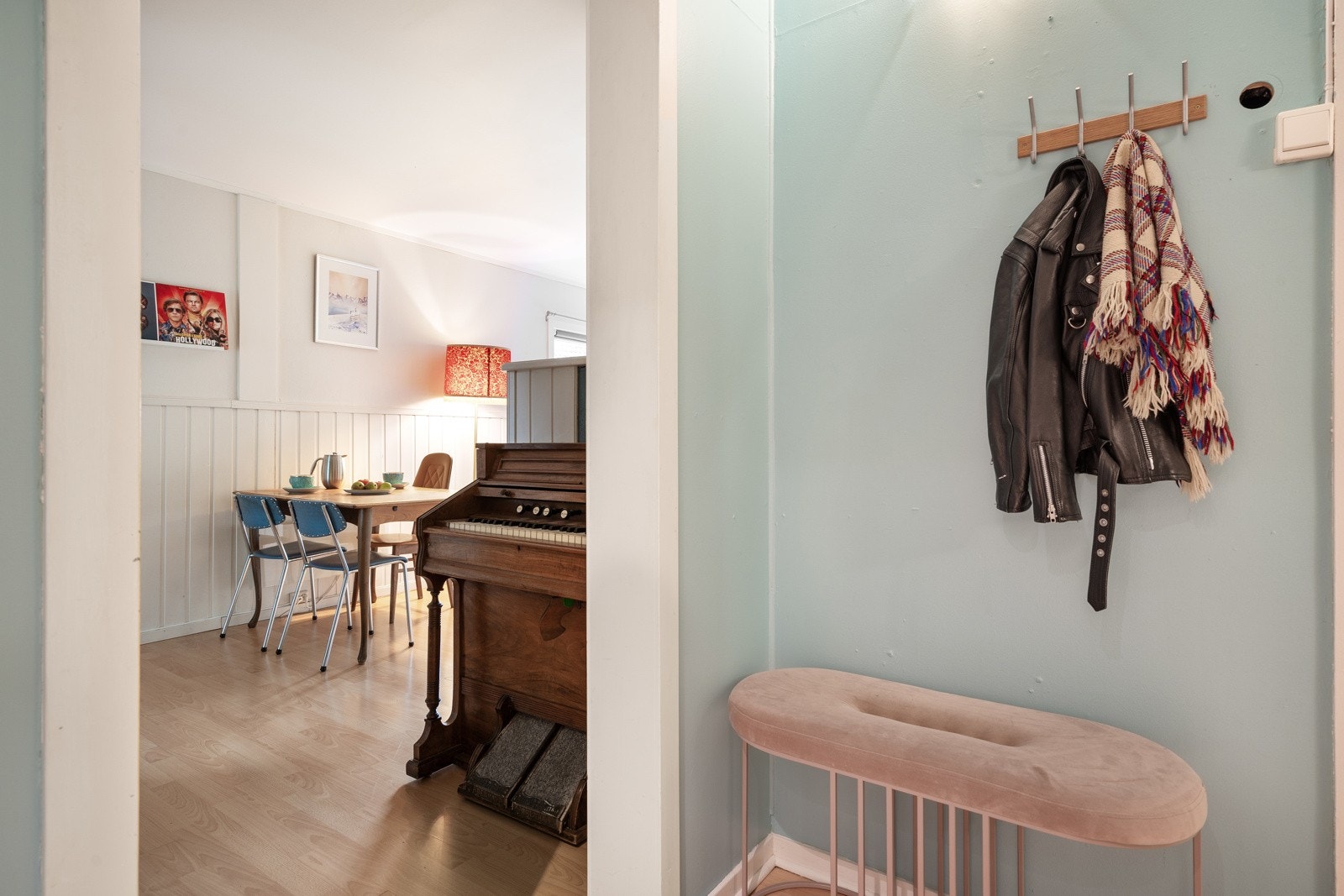 Fra gangen kommer du til kjøkken og videre inn i stua Galleribilde