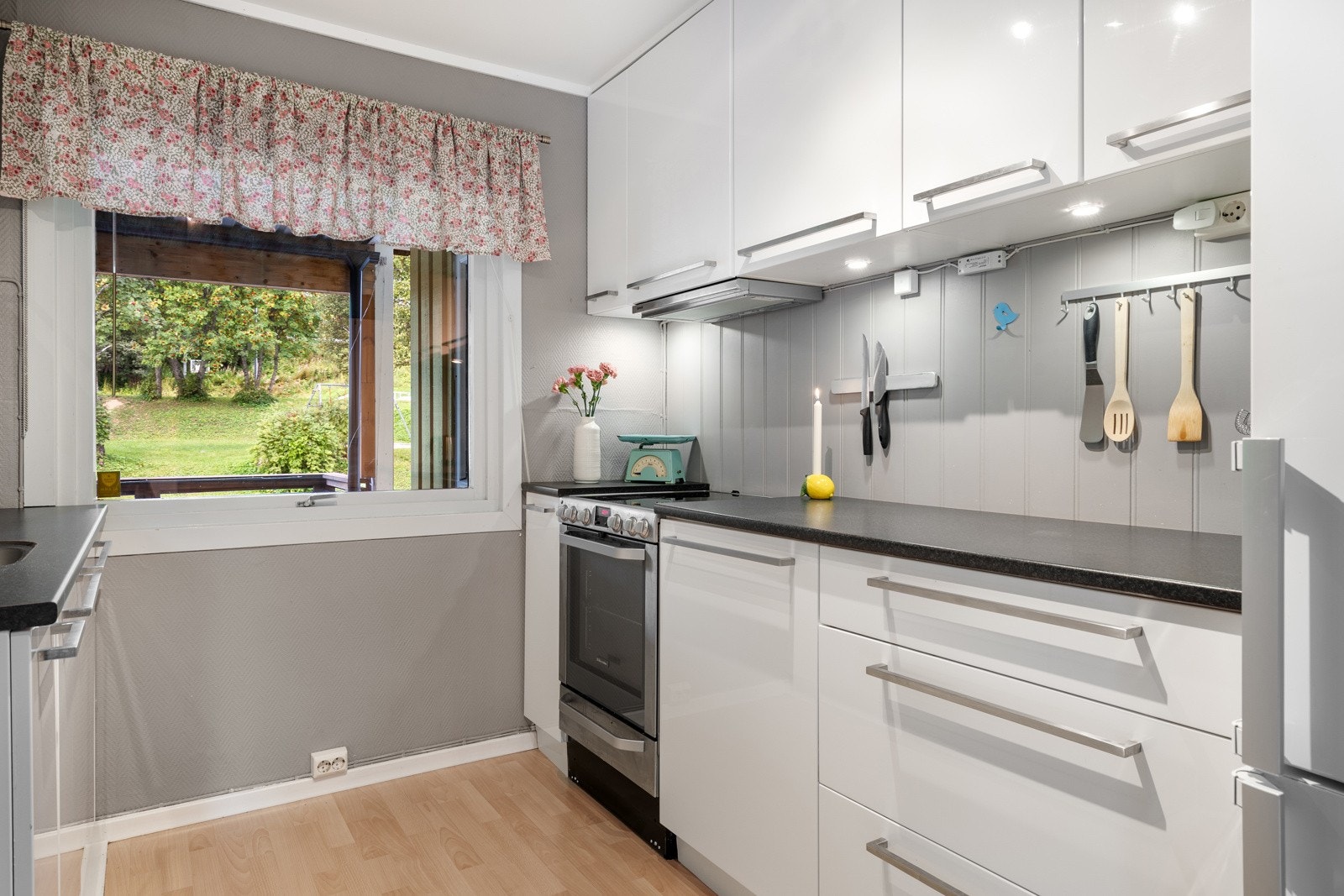 Kjøkkenet i utleiedelen er praktisk og innholdsrikt Galleribilde