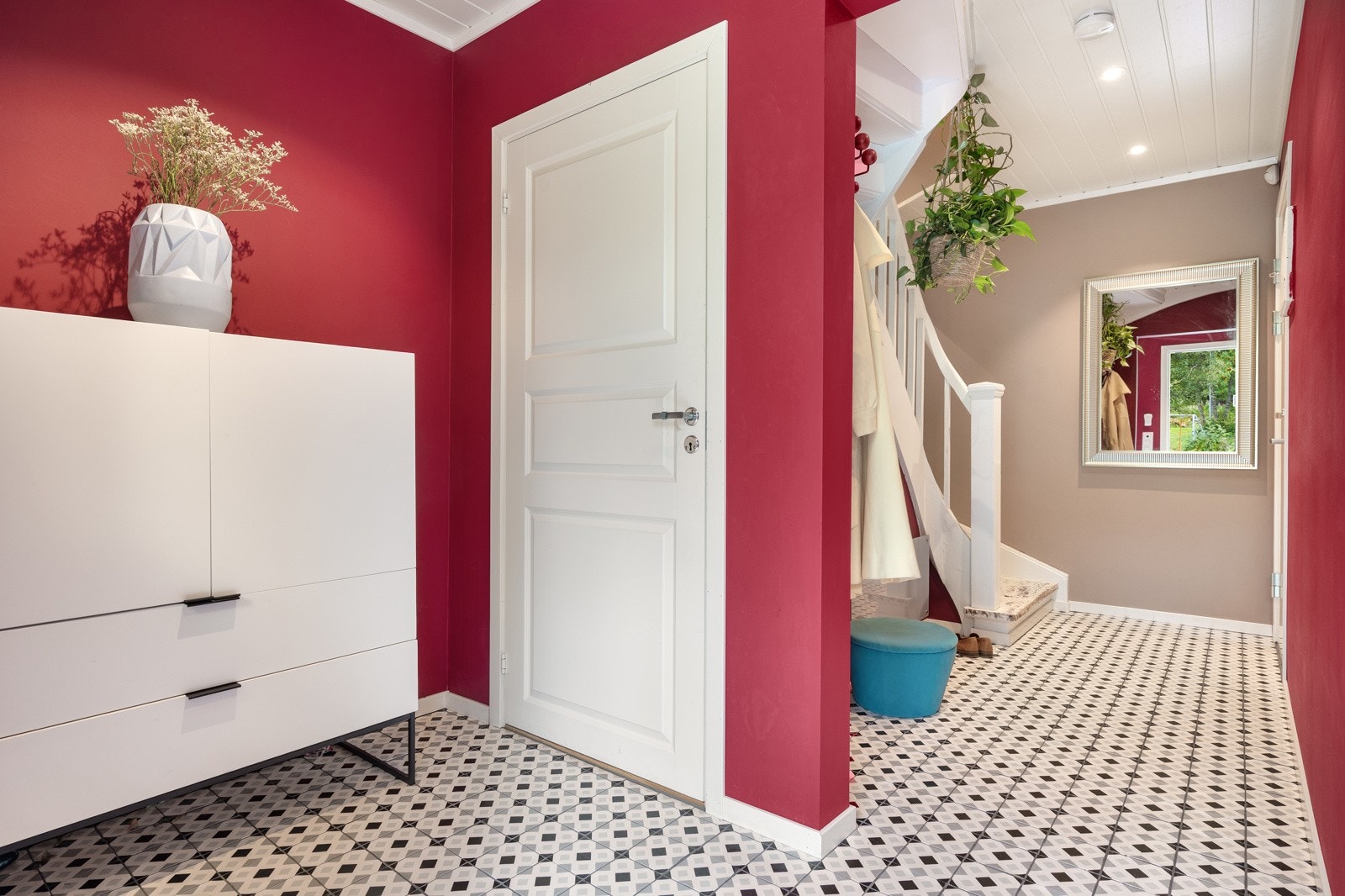 Gangen er av fin størrelse og du finner god plass til klær og sko Galleribilde