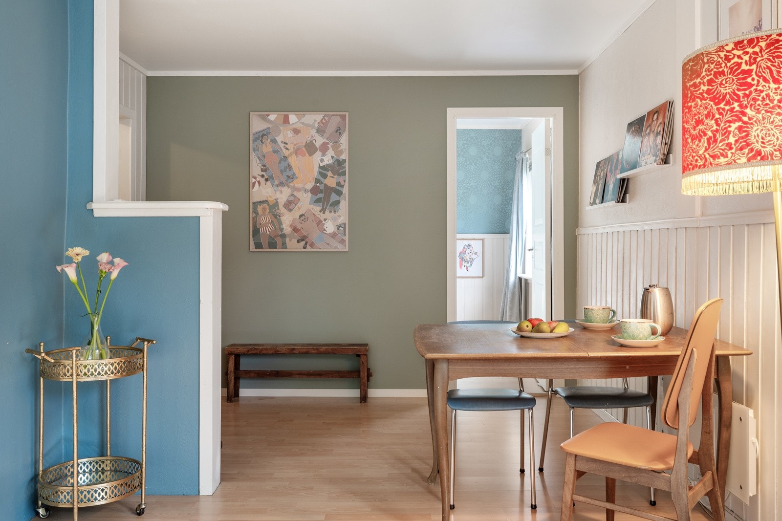 Åpen og fin stue med god plass til både daglig og spisestue Galleribilde