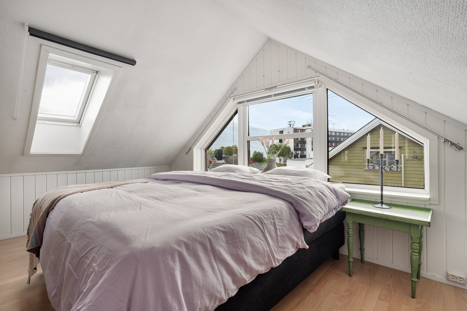 Loftet nyttes i dag som soverom og opphold. I denne etasjen er det også kjøkken og et lite bad Galleribilde