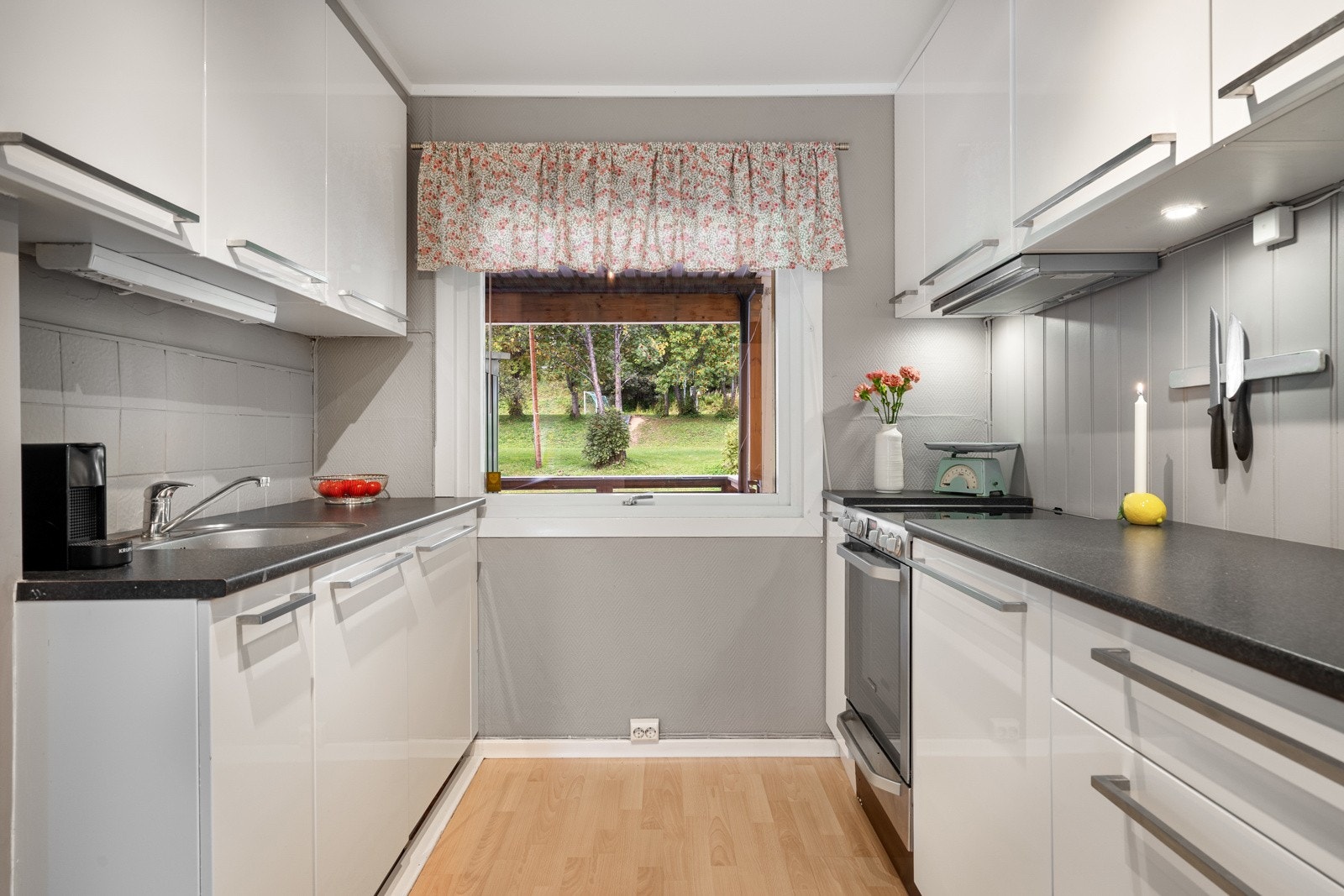 God skap- og benkeplass her også Galleribilde