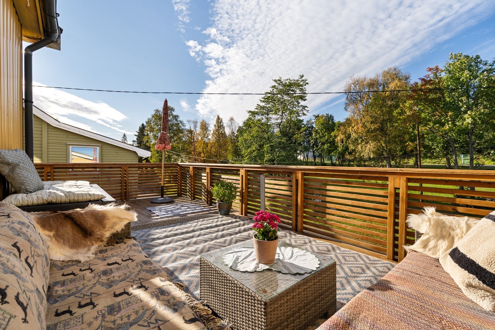 Her nytes sola til sent på kvelden Galleribilde