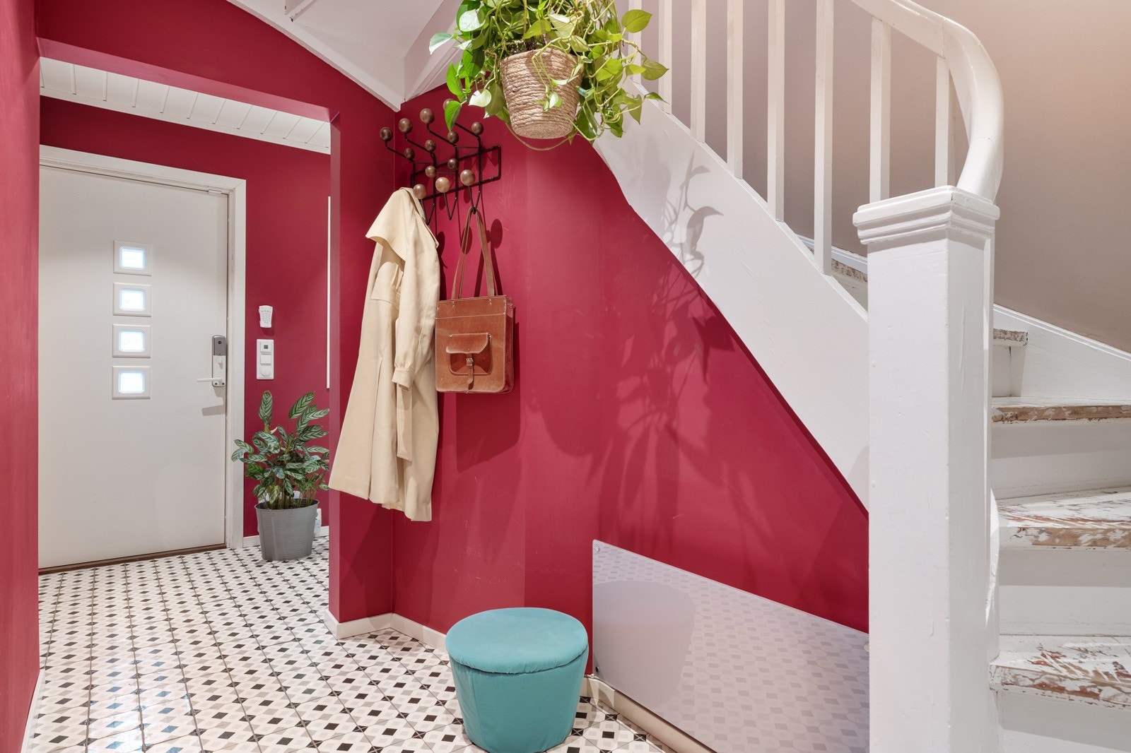 Det første som møter deg er dette fine inngangspartiet som leder deg ned til u. etasje og videre opp i hovedetasjen Galleribilde