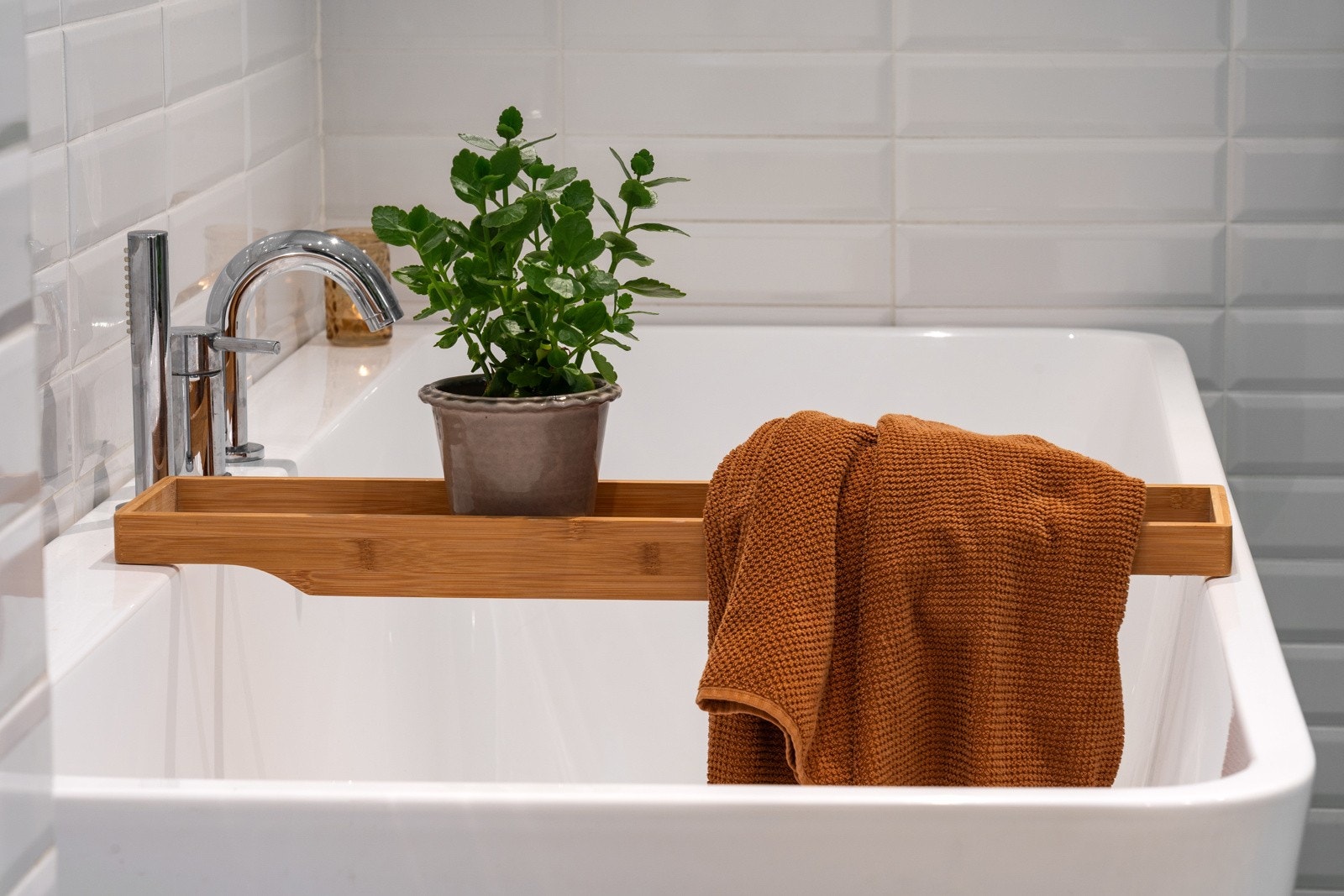 Her nyter du luksusen av både badekar og stor dusj Galleribilde