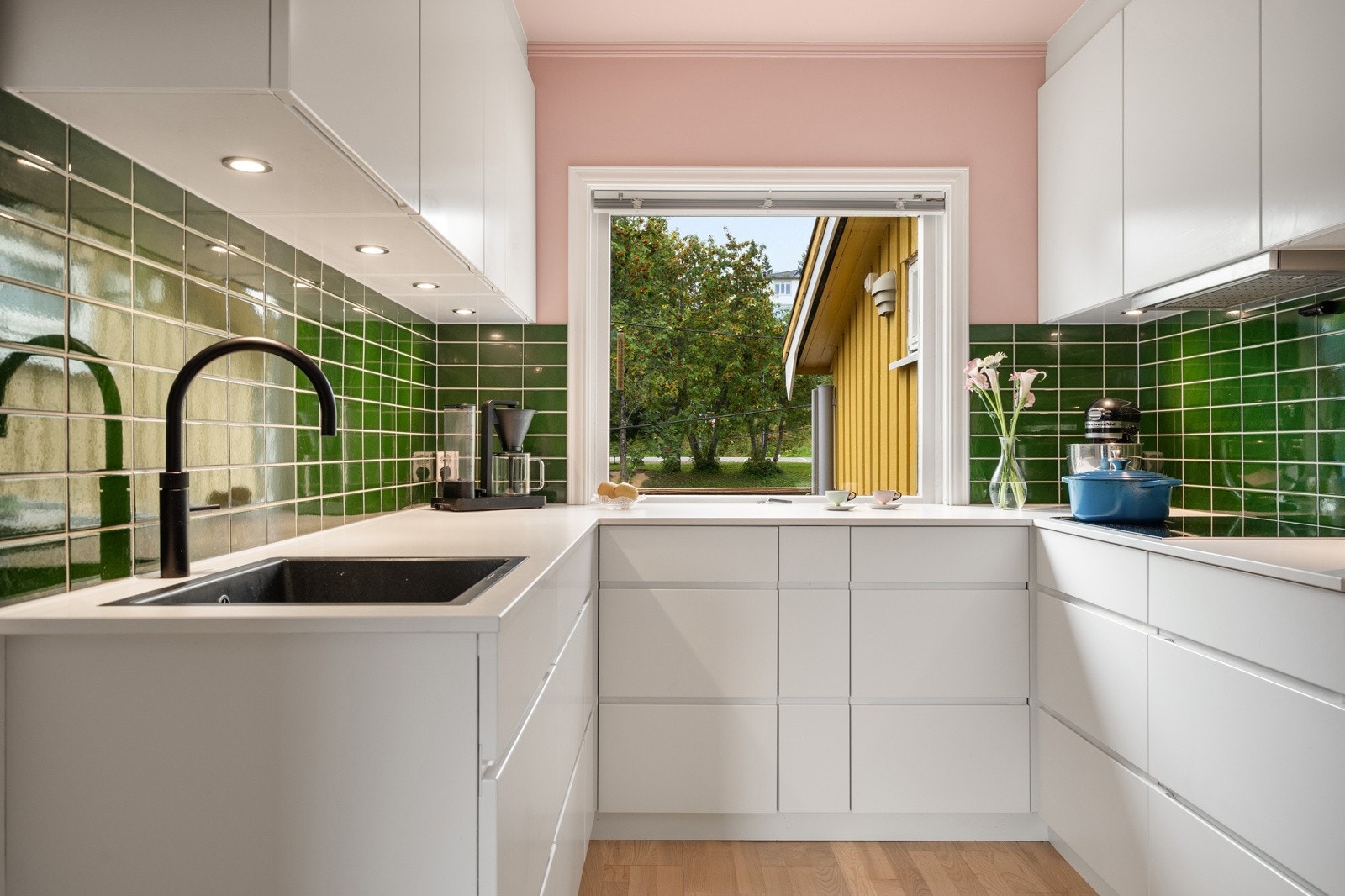 Praktisk, pent og moderne kjøkken med god skap- og benkeplass Galleribilde