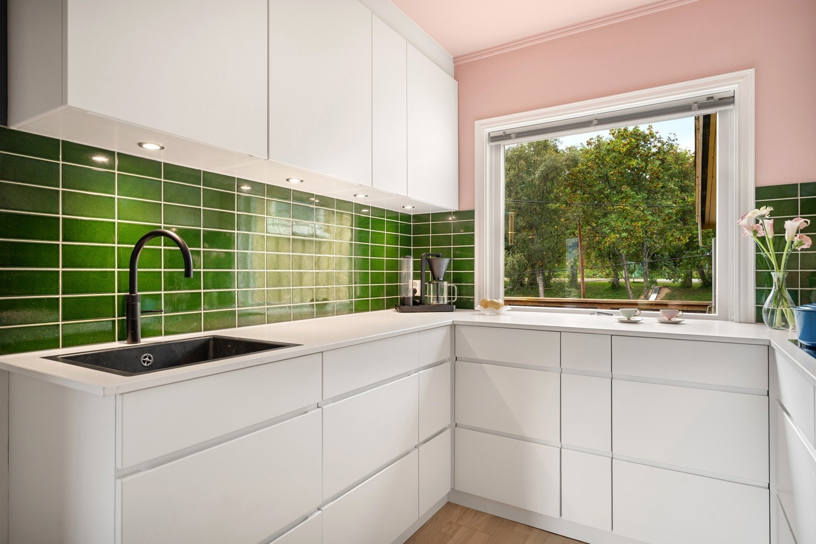 Kjøkkenet er utstyrt med Quooker-system som gir 110' vann i springen Galleribilde