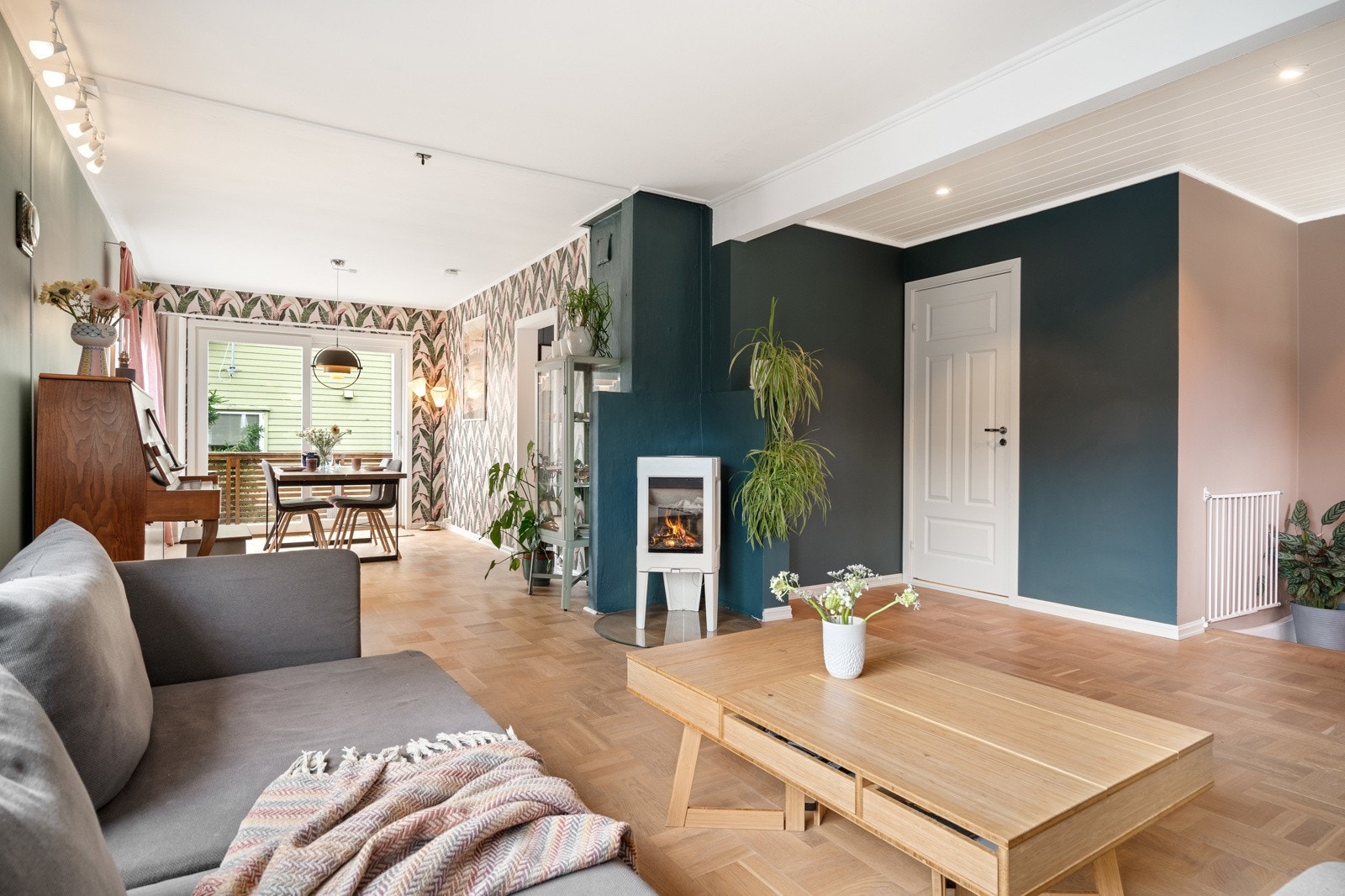 I hjertet av rommet har du en fin og effektiv vedovn Galleribilde