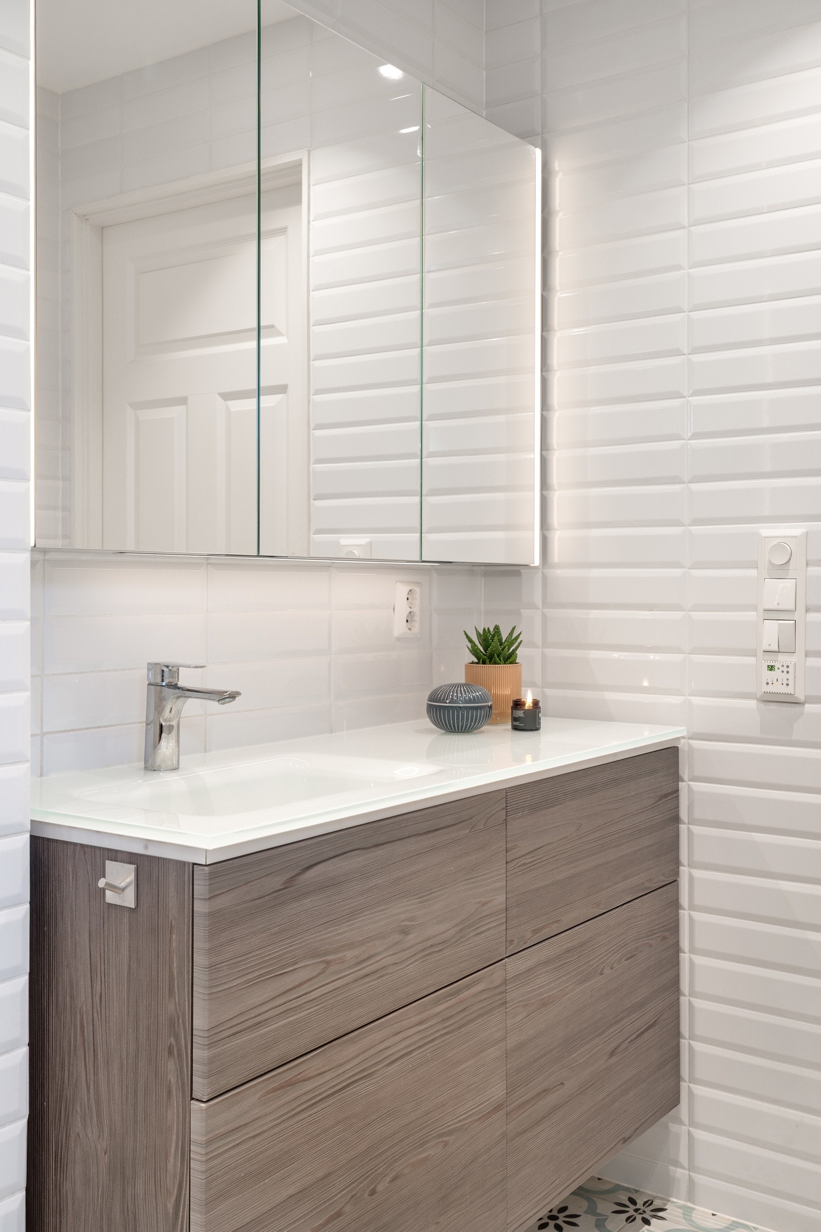 Fin innredning med heldekkende servant og god lagring i både kolonialskuffer og i speilskap Galleribilde