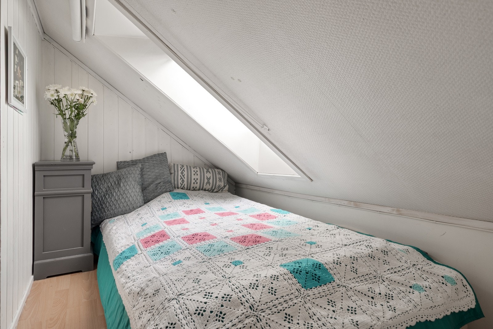 Med unntak av badet er loftet åpent. I hjørnet mot nord-øst er det innredet en liten soveplass Galleribilde