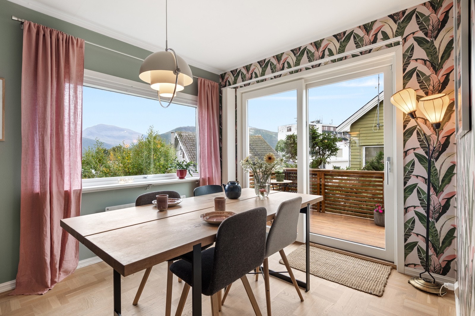 Herfra går du ut til veranda som omkranser sør og vestsiden av boligen Galleribilde