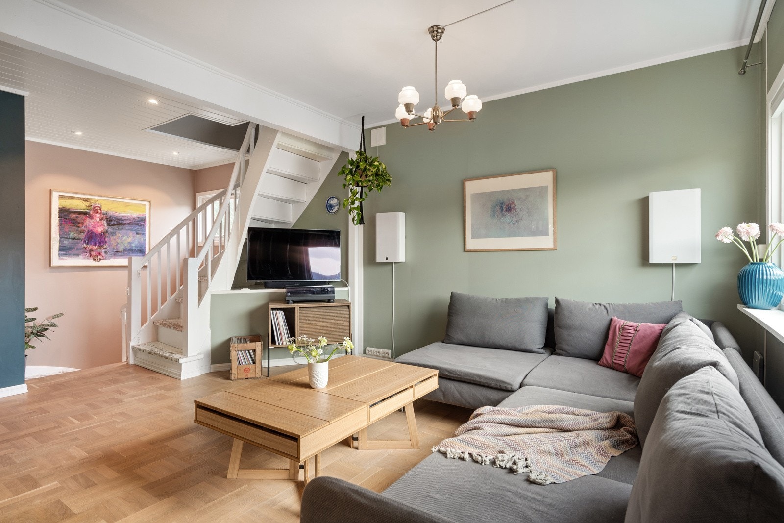 Hovedetasjen (i hoveddelen) er dedikert til dagligstue, spisestue, kjøkken, bad og 2 soverom Galleribilde